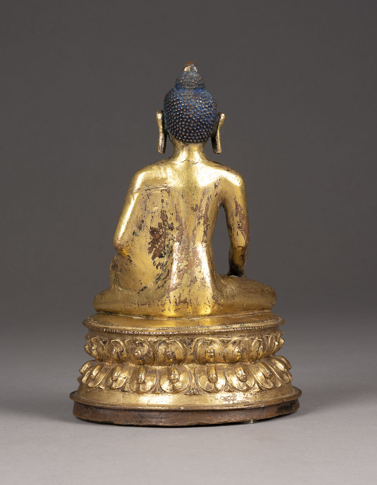 EINE VERGOLDETE SITZENDE FIGUR VON SHAKYAMUNI AUS BRONZE - Image 3 of 4