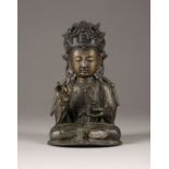 EINE SITZENDE STATUE VON GUANYIN AUS BRONZE