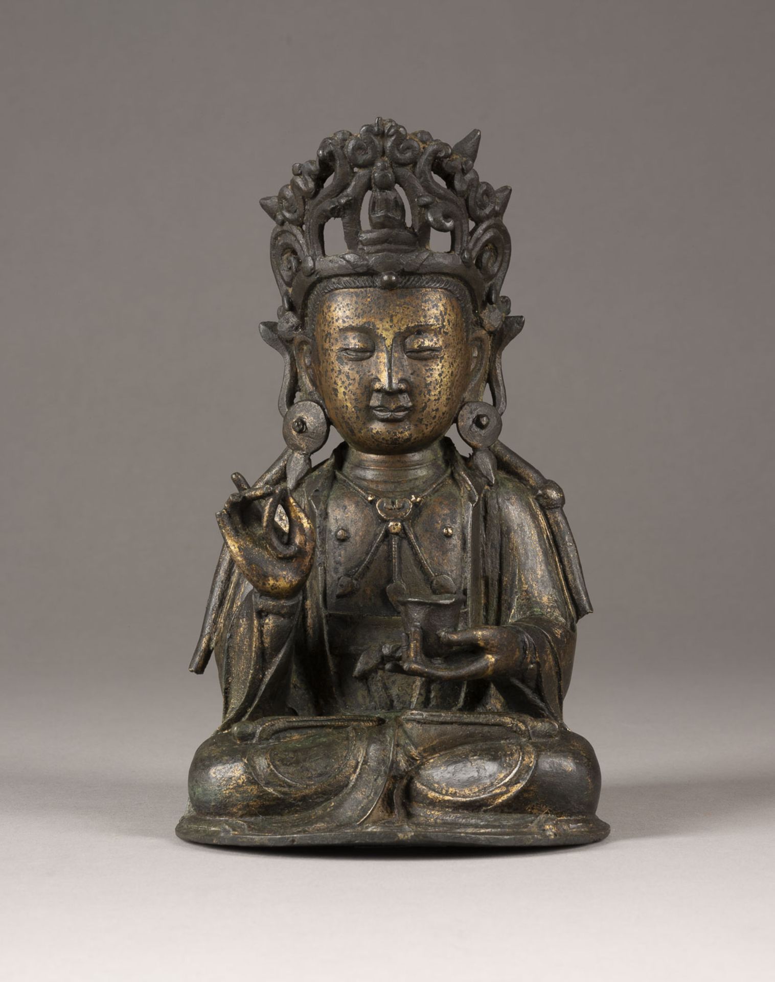 EINE SITZENDE STATUE VON GUANYIN AUS BRONZE