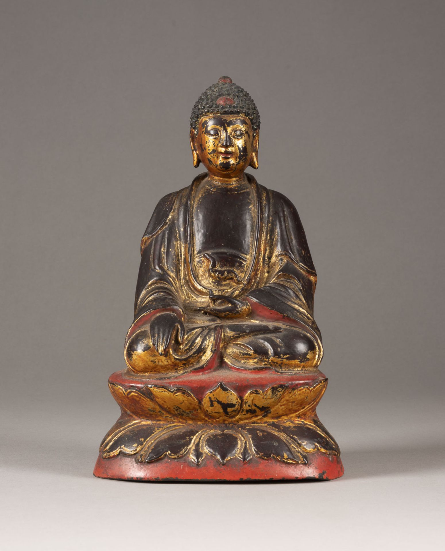 EINE SITZENDE FIGUR VON SHAKYAMUNI AUS BRONZE