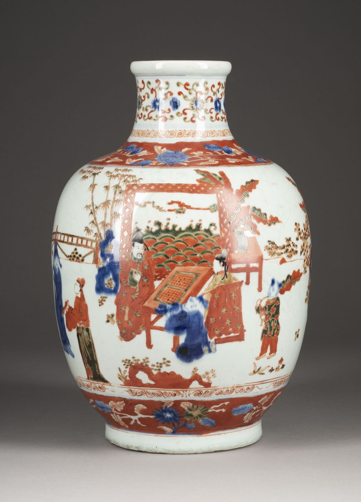 EINE BLAU-WEISSE UND POLYCHROME BEMALTE VASE DEKORIERT MIT FIGUREN