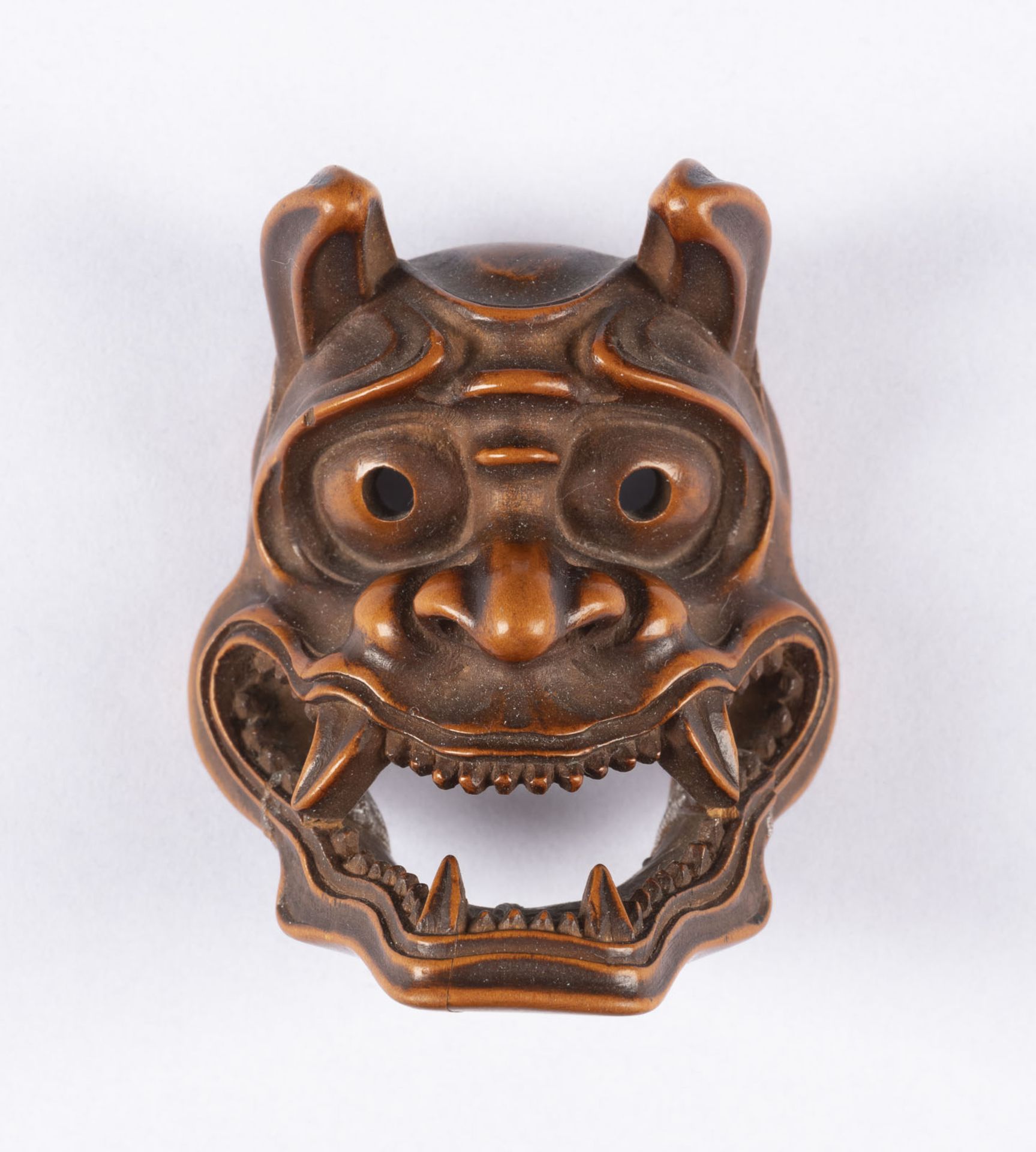 EIN NETSUKE VON HANNYA-MASKE AUS BUCHSBAUM