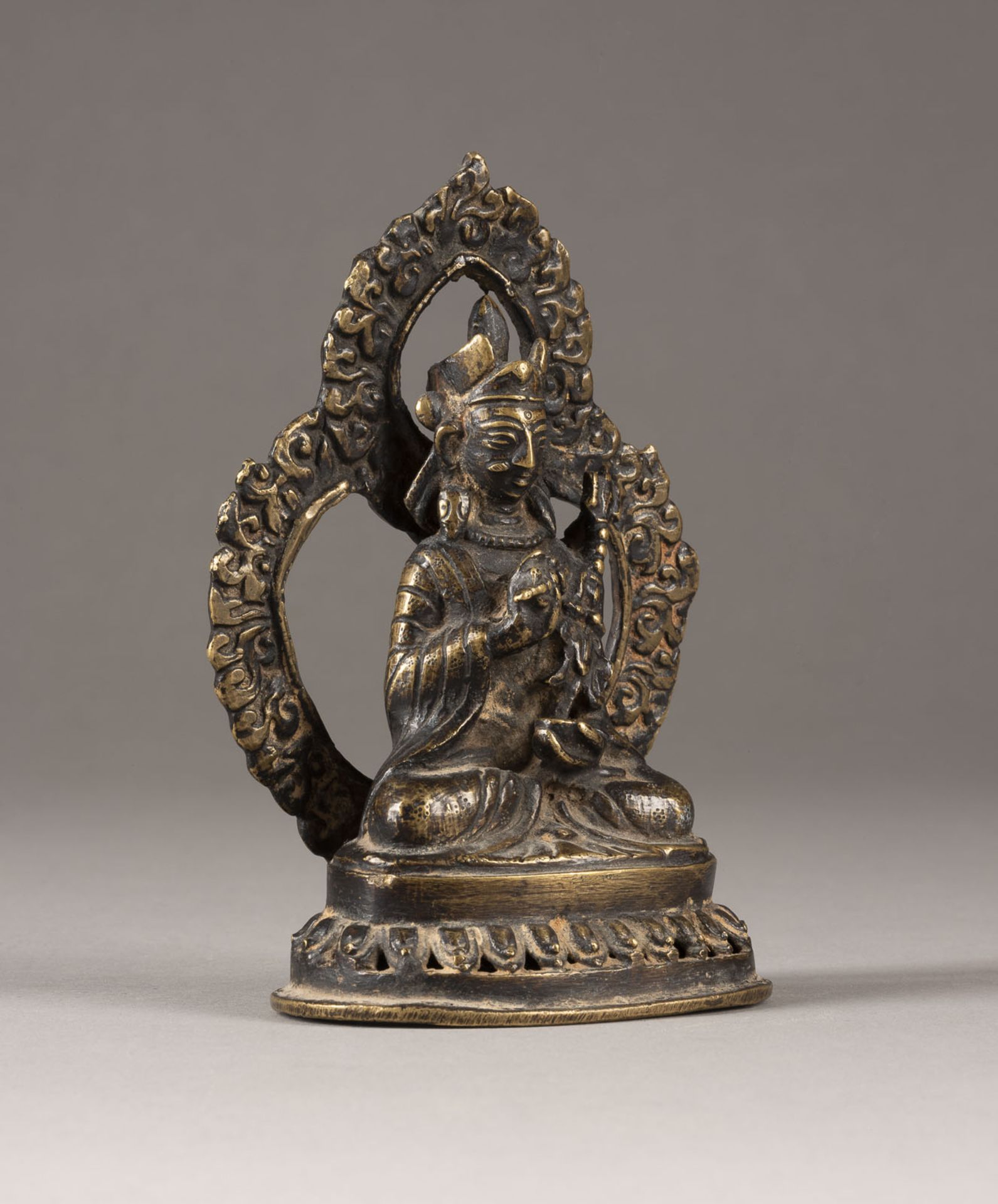 EINE SITZENDE FIGUR VON PADMASAMBHAVA AUS BRONZE - Image 4 of 4