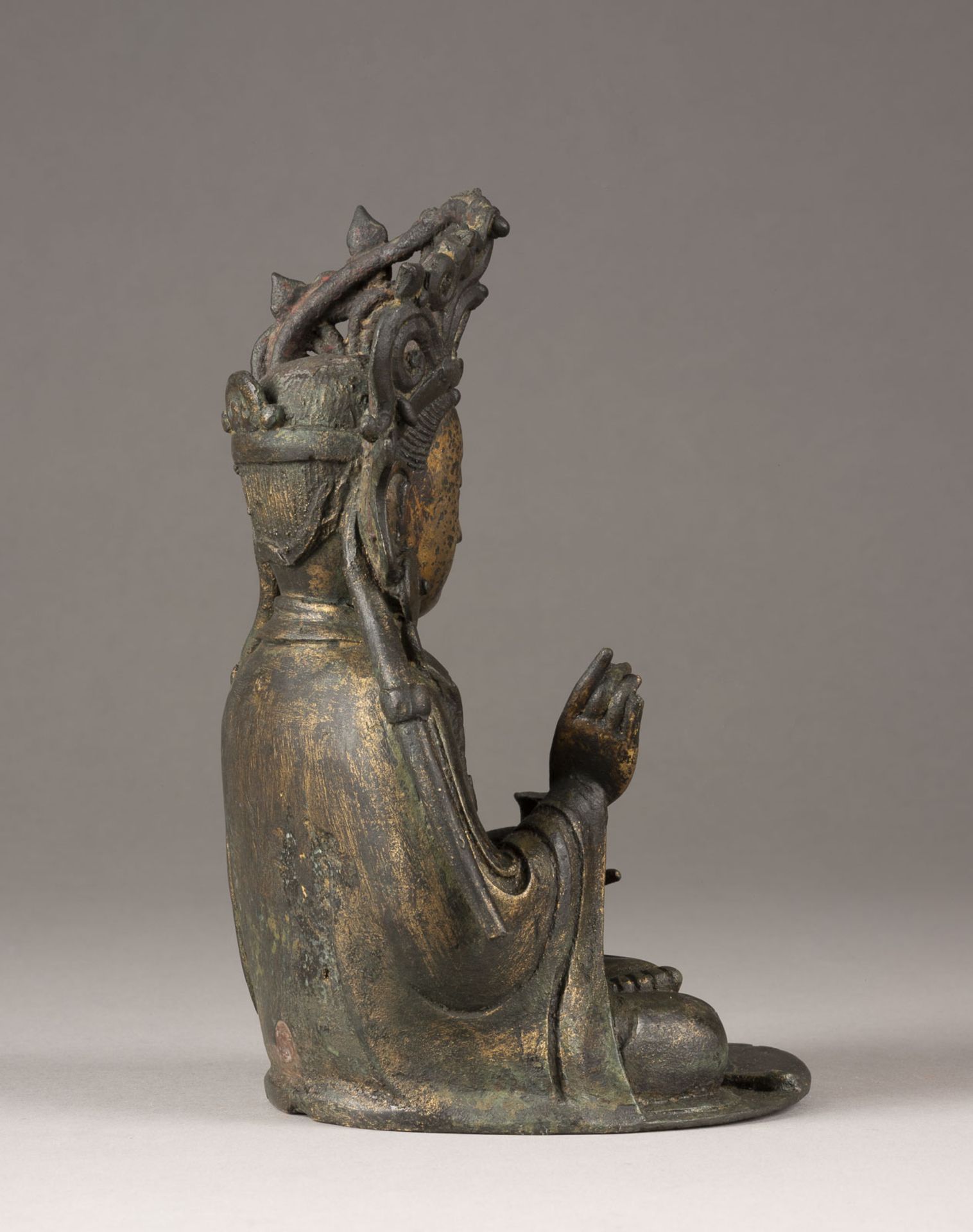 EINE SITZENDE STATUE VON GUANYIN AUS BRONZE - Image 5 of 6