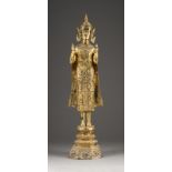 EINE VERGOLDETE STEHENDE FIGUR VON BUDDHA AUS BRONZE