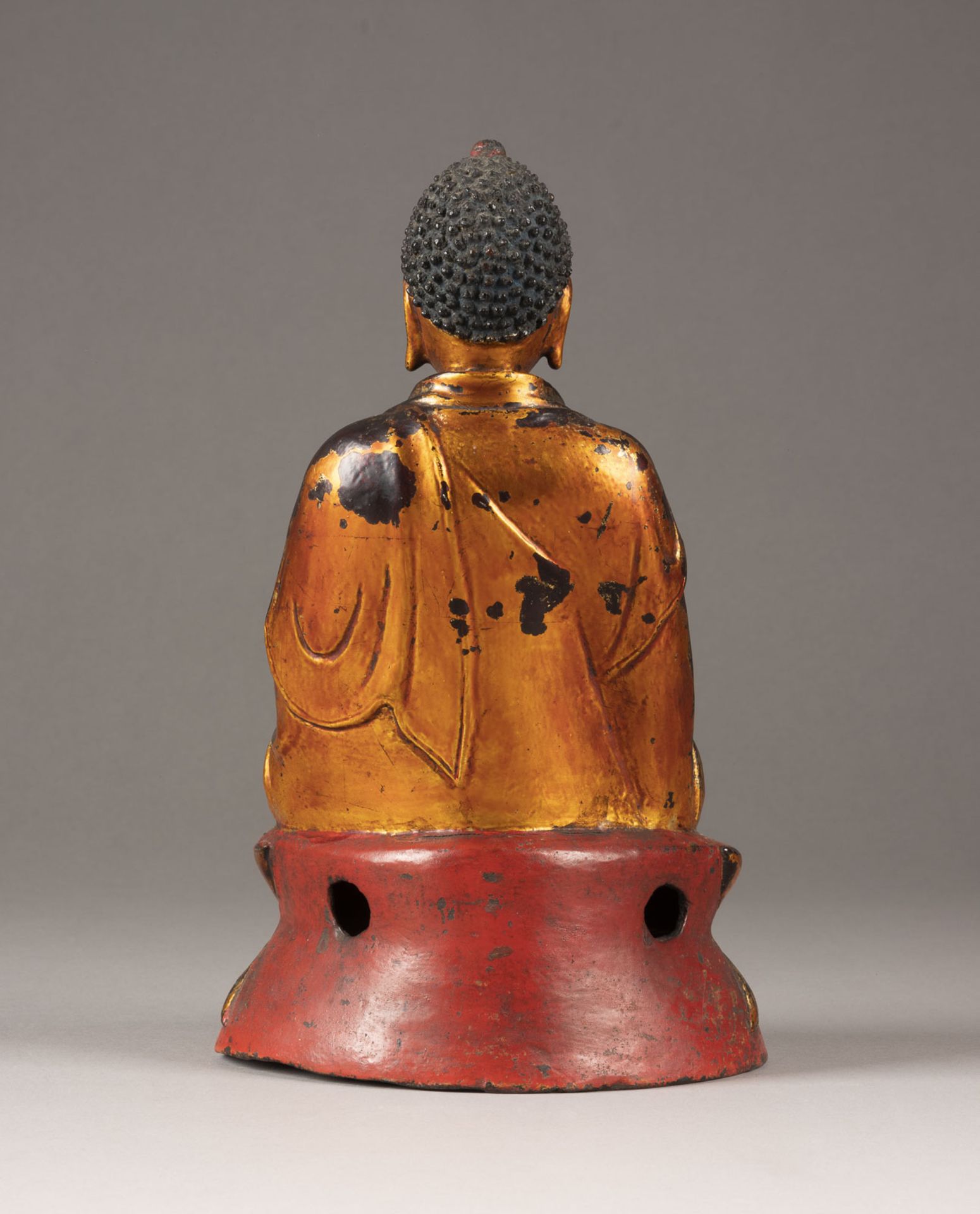 EINE SITZENDE FIGUR VON SHAKYAMUNI AUS BRONZE - Image 2 of 2