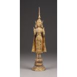 EINE VERGOLDETE STEHENDE FIGUR VON BUDDHA AUS BRONZE