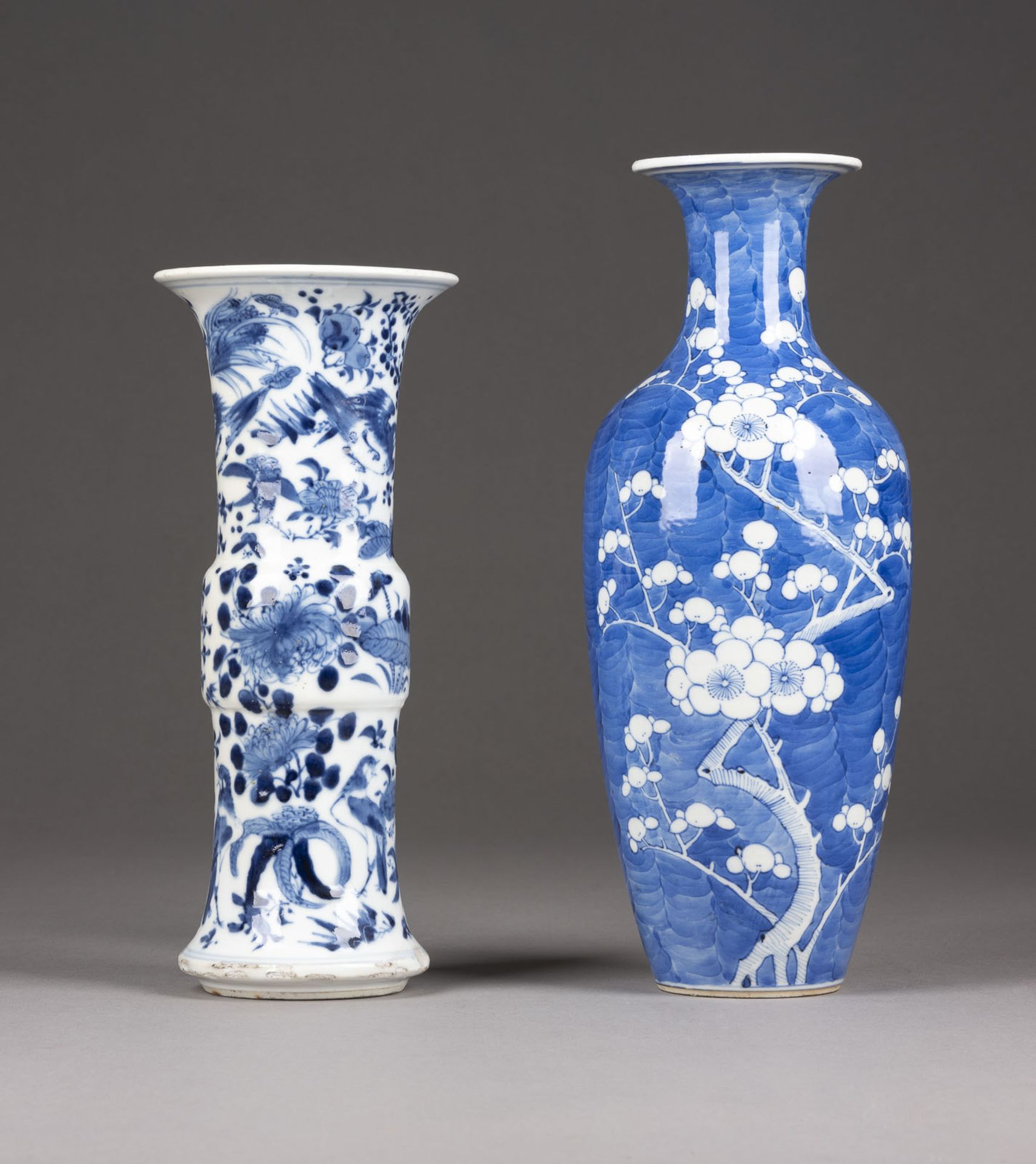 EINE BLAU-WEISSE VASE DEKORIERT MIT PRUNUS AUF EIS-GRUND UND EINE GU-VASE DEKORIERT MIT BLUMEN UND V - Image 2 of 4