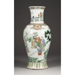 EINE WUCAI VASE DEKORIERT MIT FIGUREN