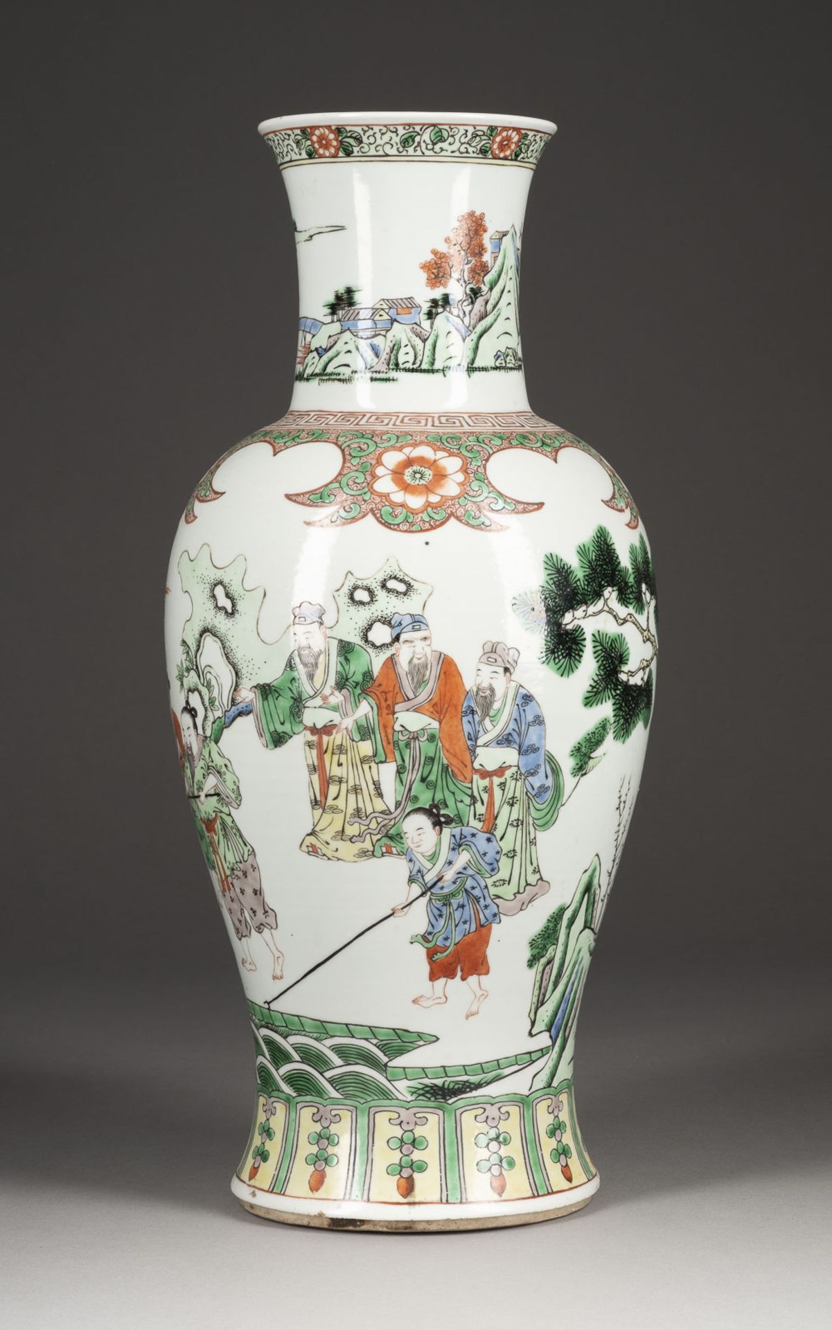 EINE WUCAI VASE DEKORIERT MIT FIGUREN