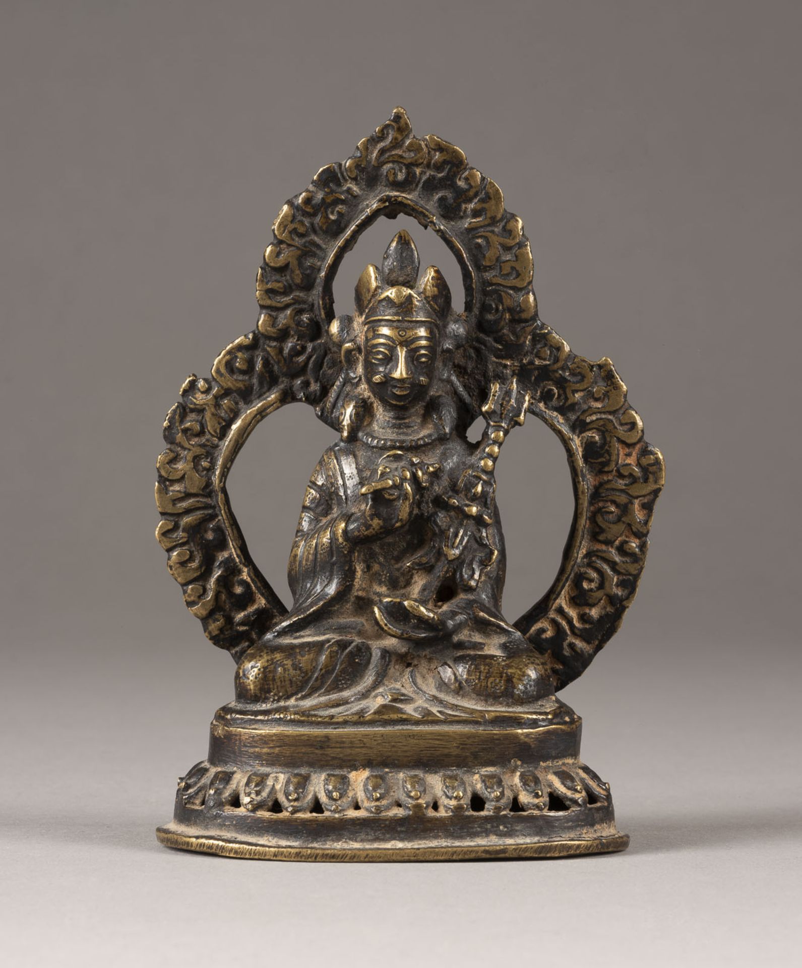 EINE SITZENDE FIGUR VON PADMASAMBHAVA AUS BRONZE