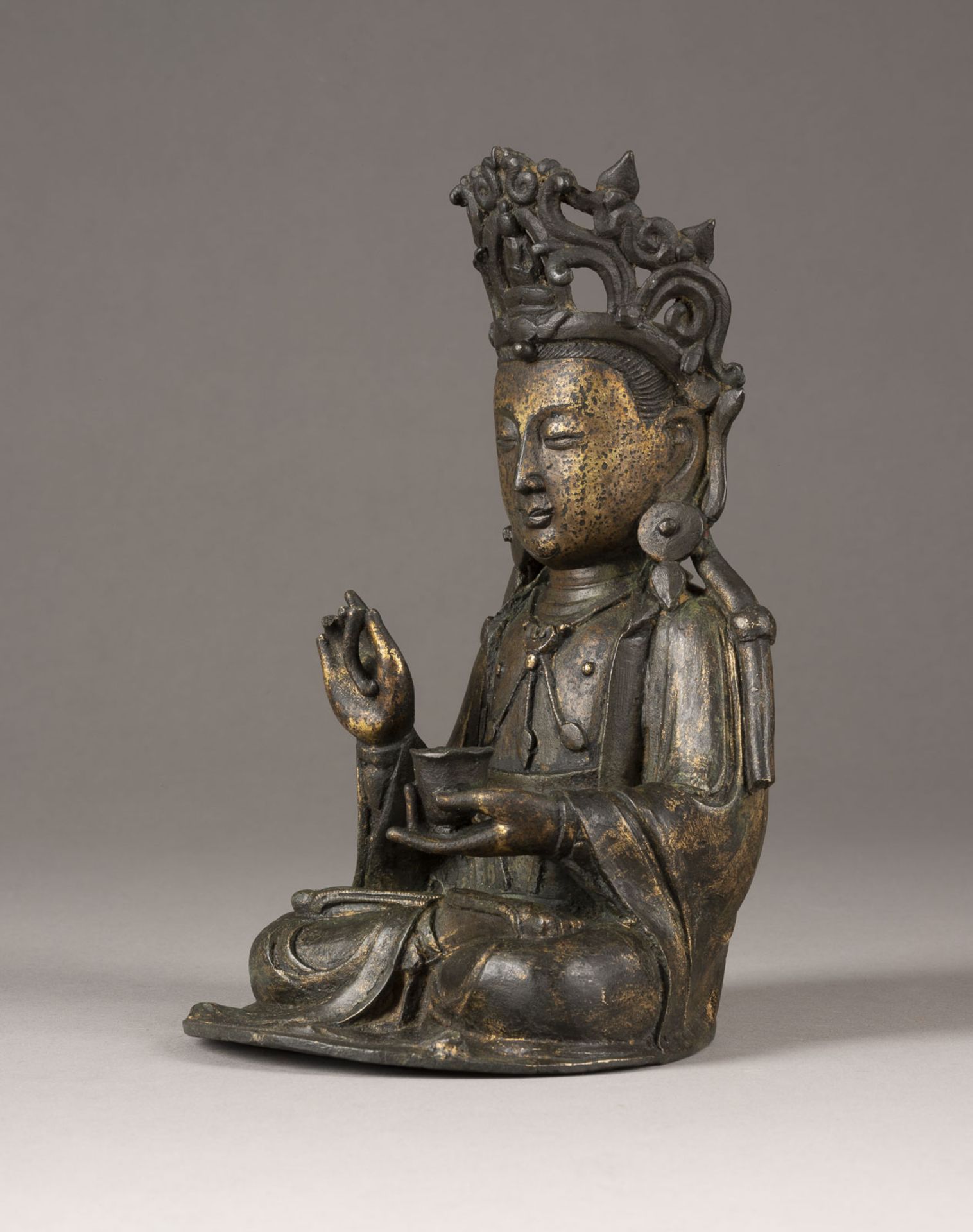 EINE SITZENDE STATUE VON GUANYIN AUS BRONZE - Image 2 of 6