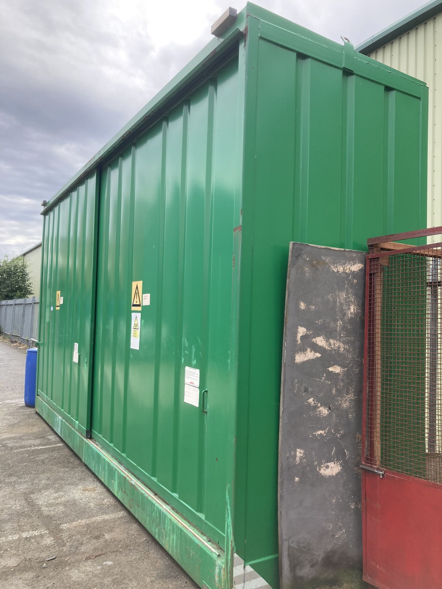 Unknown Dual Level Chemical Storage Cabinet, Lockable, Approx 6m x 1.3m x 4m (Note: Cabinets Will be