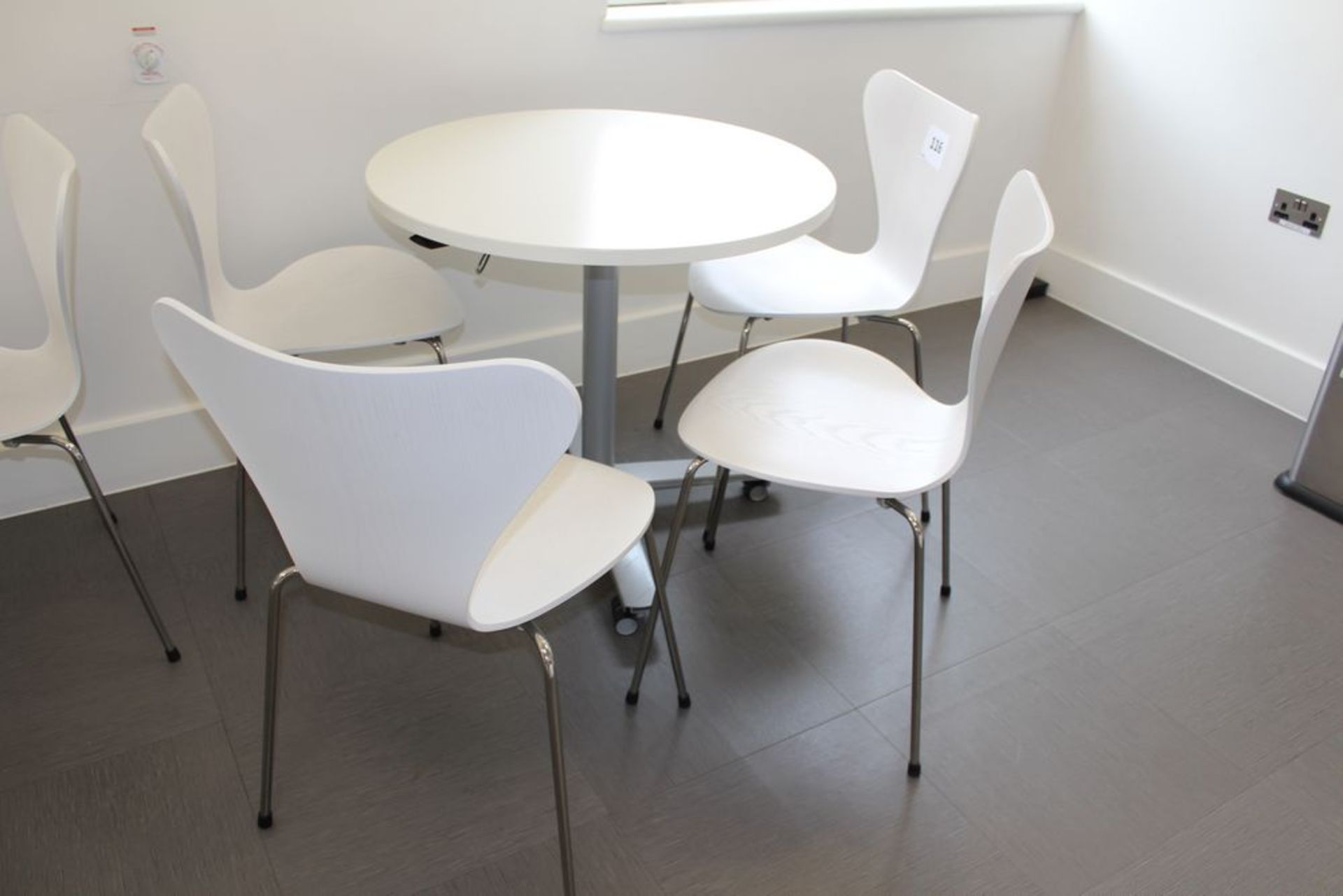 4 Fritz Hansen Series 7 White Bentwood Chairs White Melamine Rise and Fall Circular Table 800mm Dia