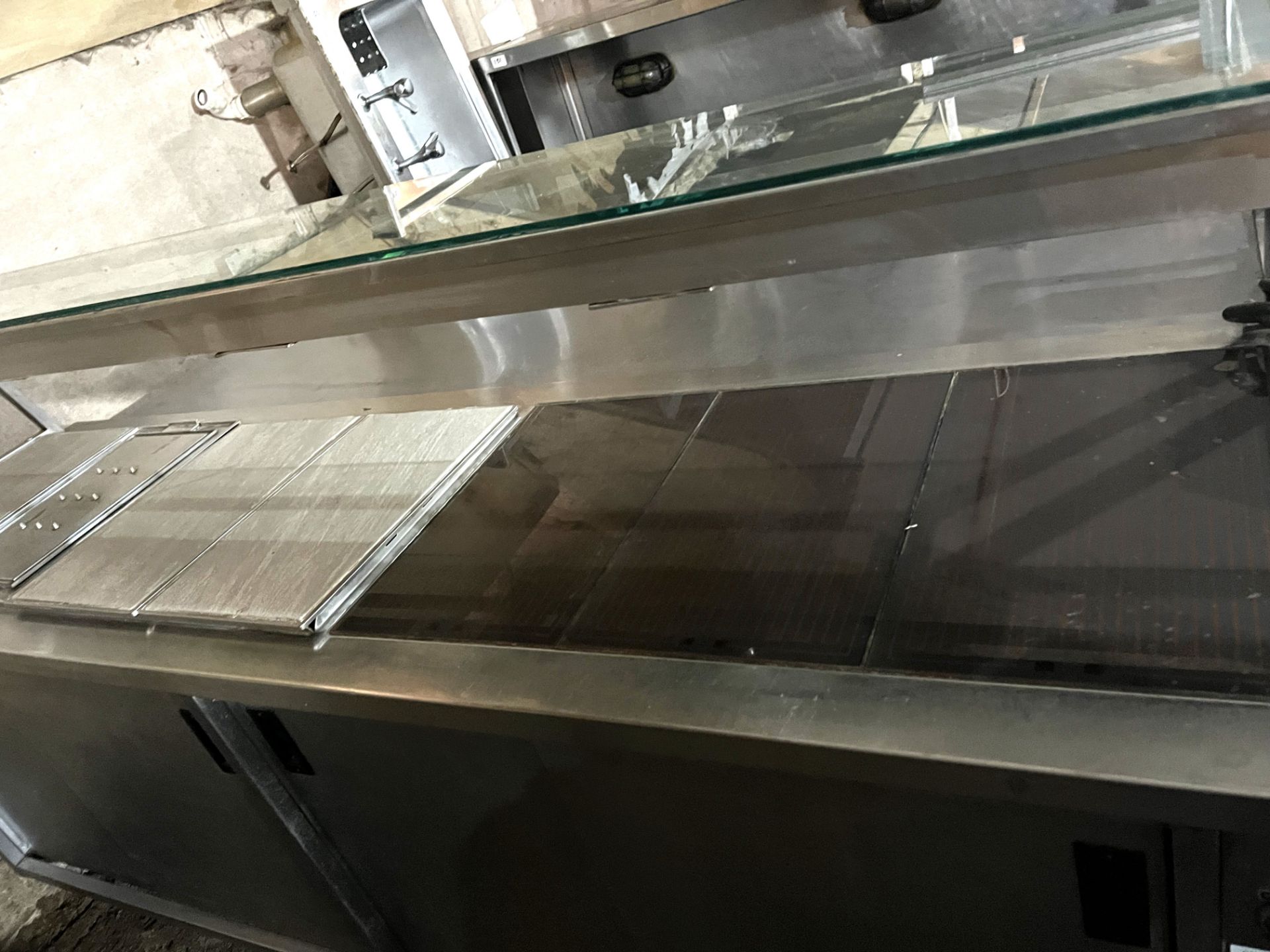 Heated servery unit with heated hot plates, heated cupboards and gantry, 2400 x 700mm deep - Image 2 of 2