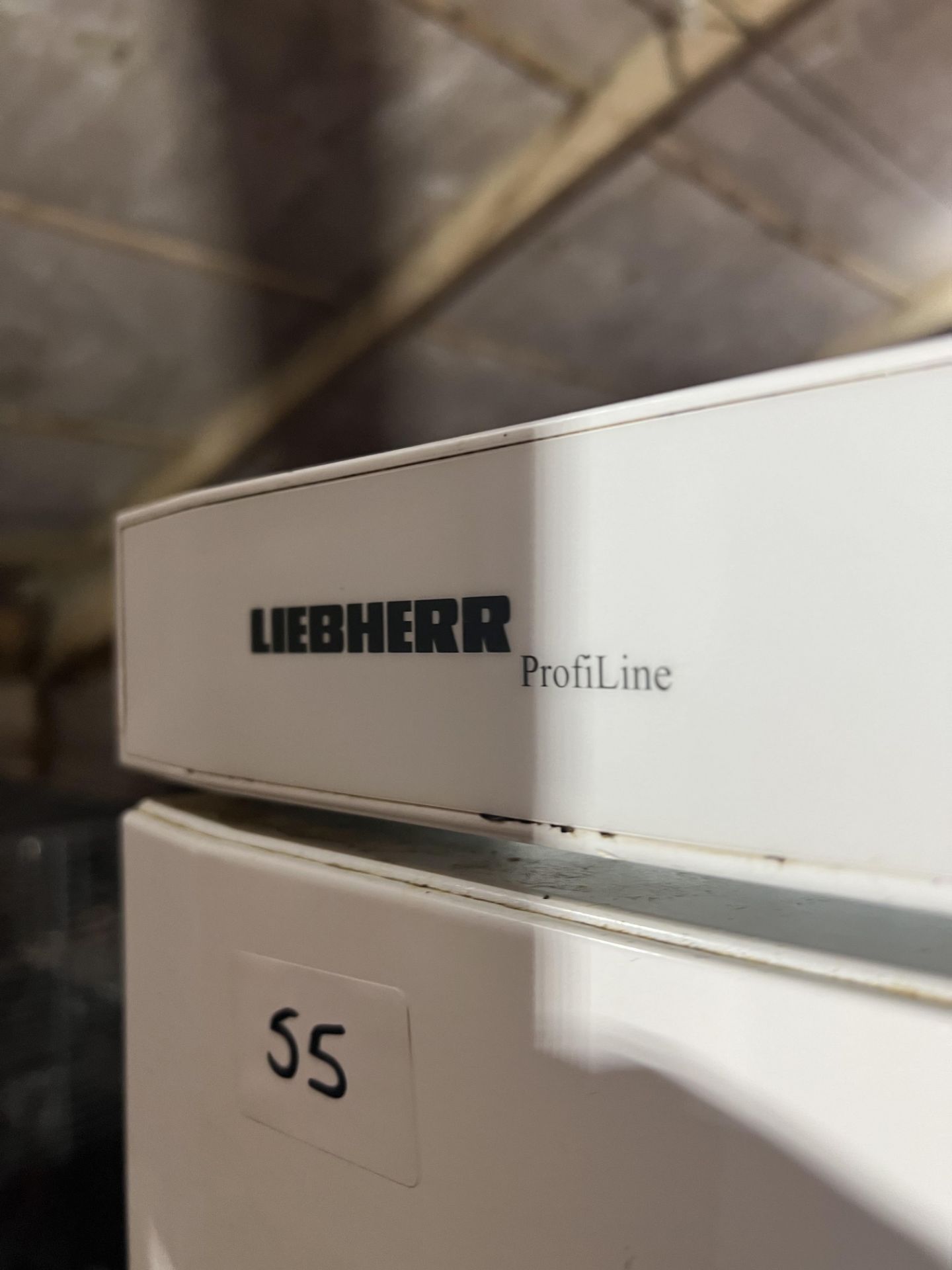 Liebherr White commercial fridge 600mm wide - Image 3 of 3