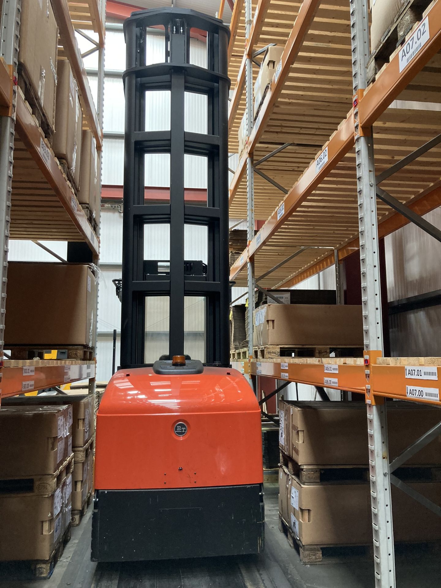 1 BT (Toyota) Vector, VCE 150A, Very narrow aisle electric forklift with charger, Serial Number: 64 - Image 3 of 5