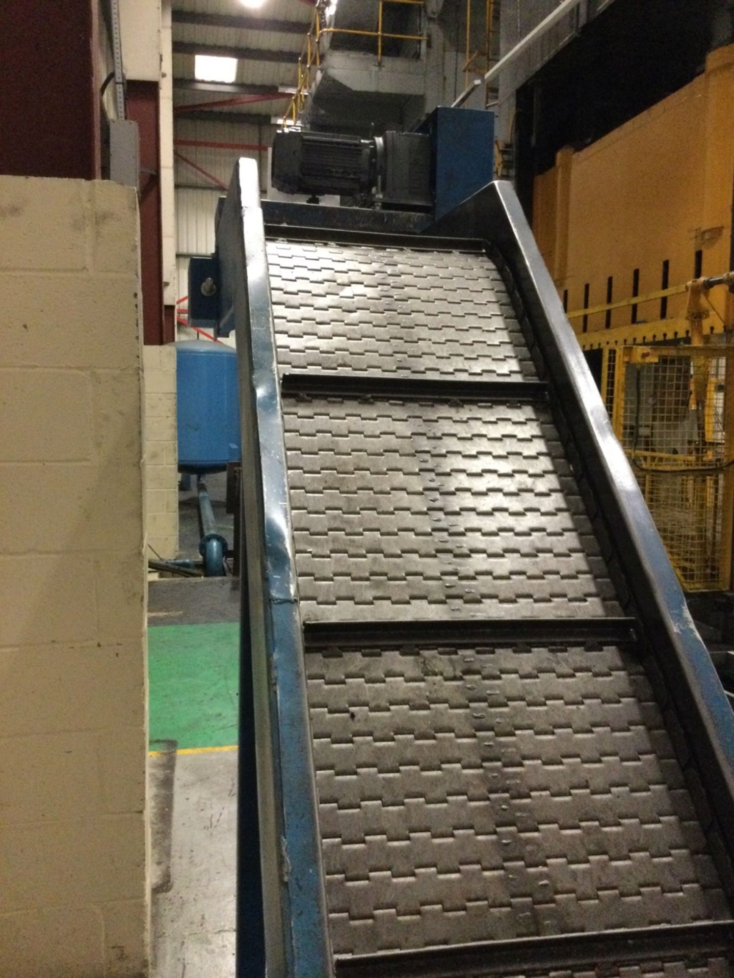 1, Inclined Parts Conveyor, 46 X 430 Cm Approx., With Steel Belt - Image 3 of 3