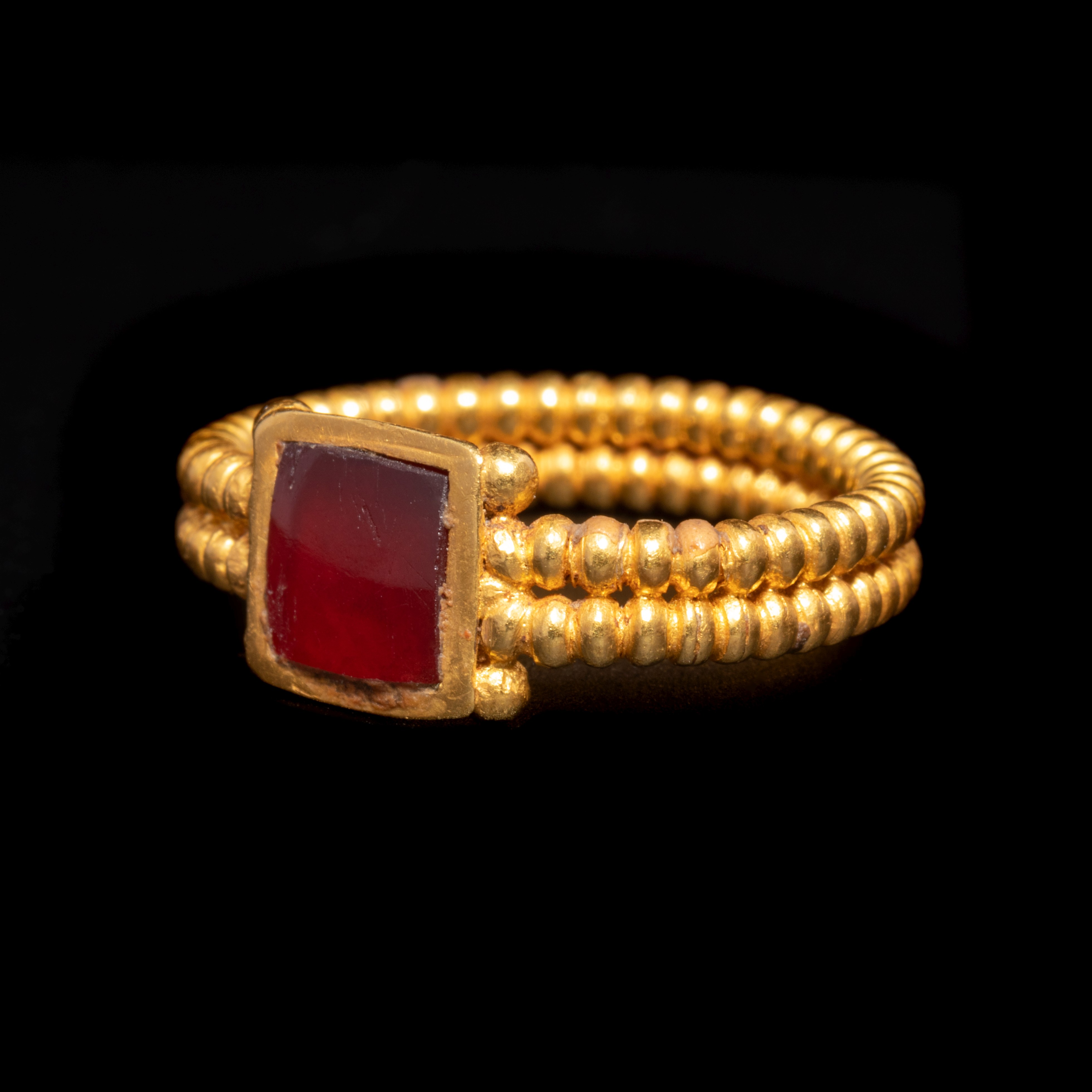 A Roman Gold and Garnet Finger Ring with Cabochon Ring size 3 1/3; Length of garnet 1/4 inch (0.5 cm - Image 2 of 2