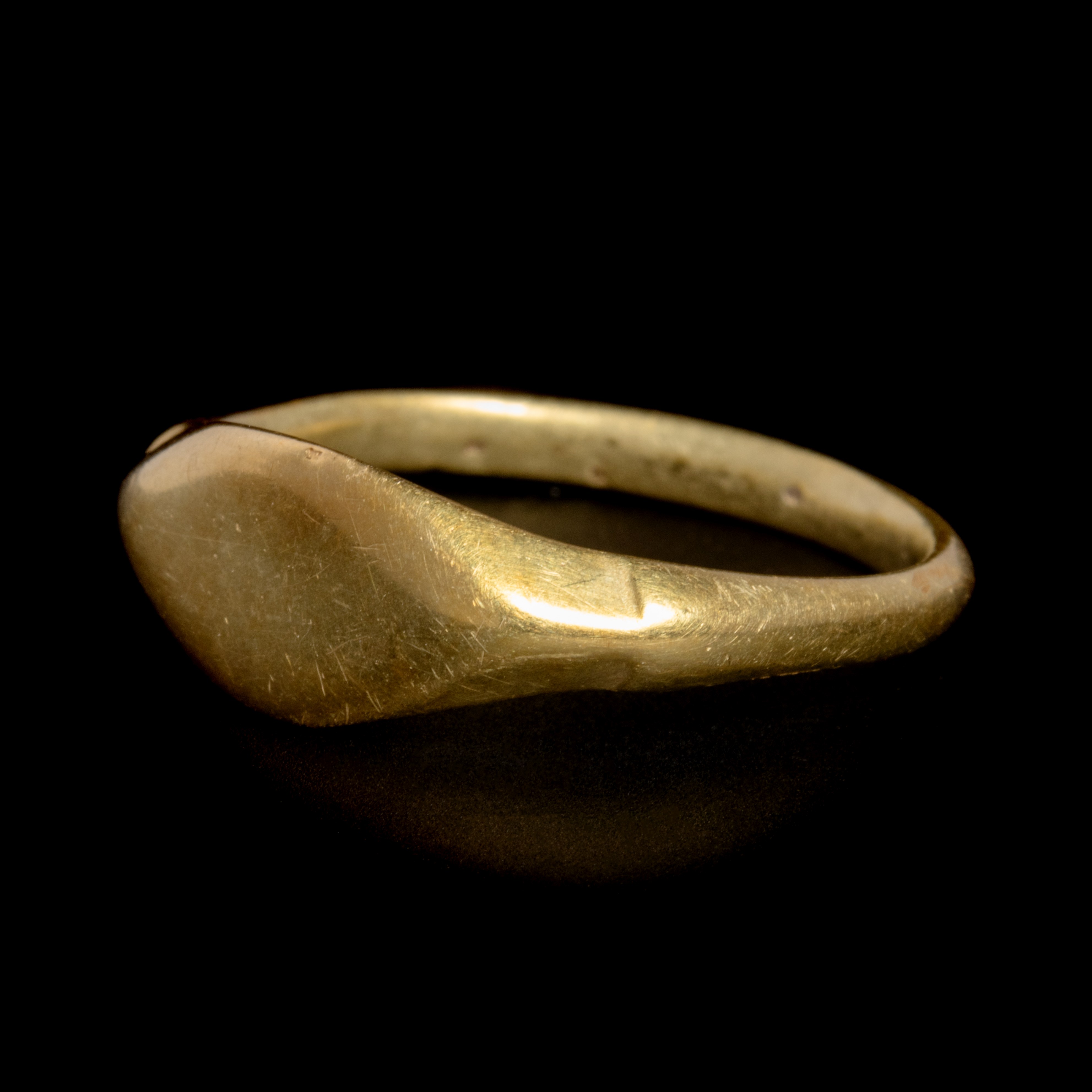 A Roman Gold Finger Ring Ring size 7 3/4; Diameter 3/4 inch (2 cm). - Image 3 of 4