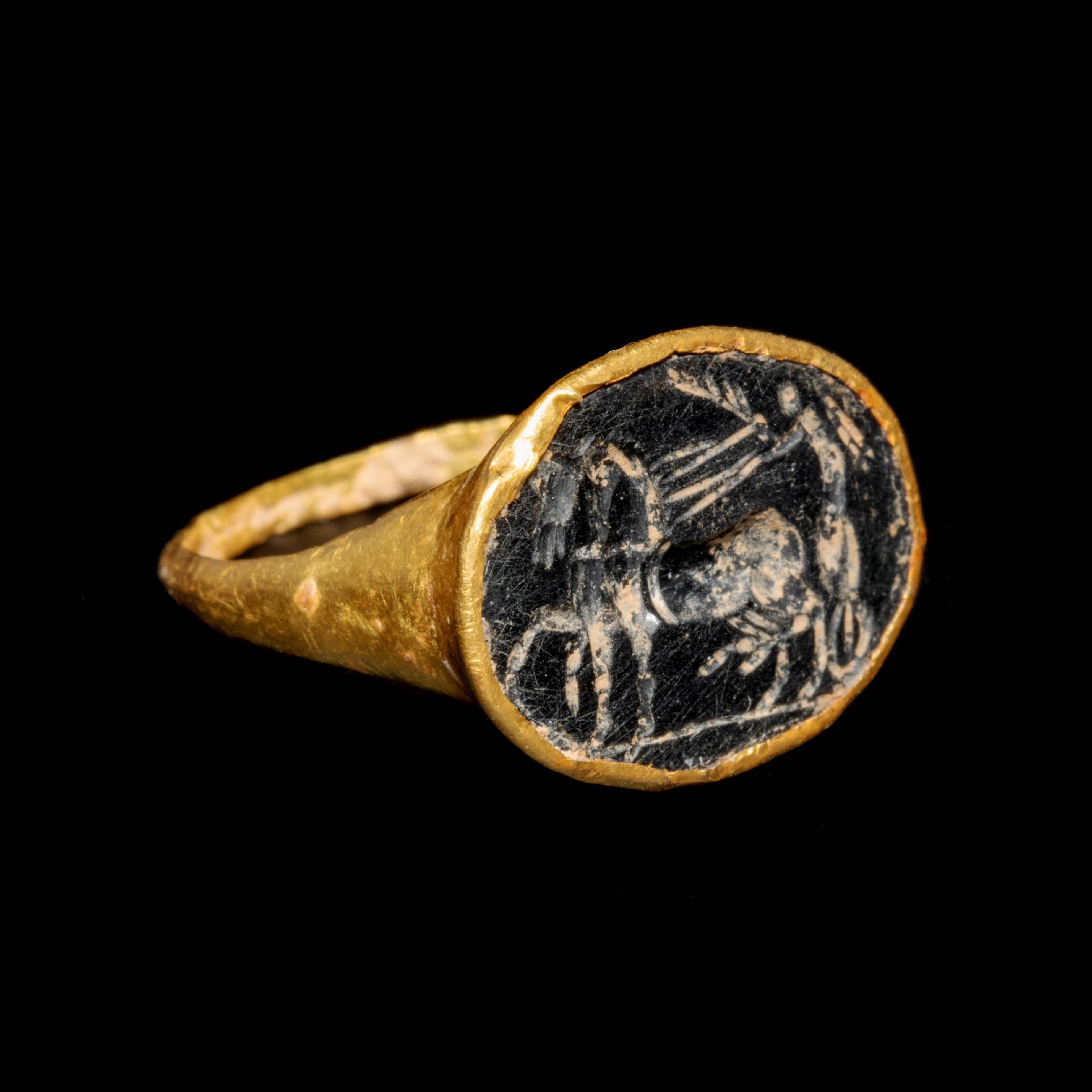A Roman Gold Finger Ring with an Intaglio of Nike Riding a Chariot Ring size 11x13mm; Diameter of in - Image 7 of 9