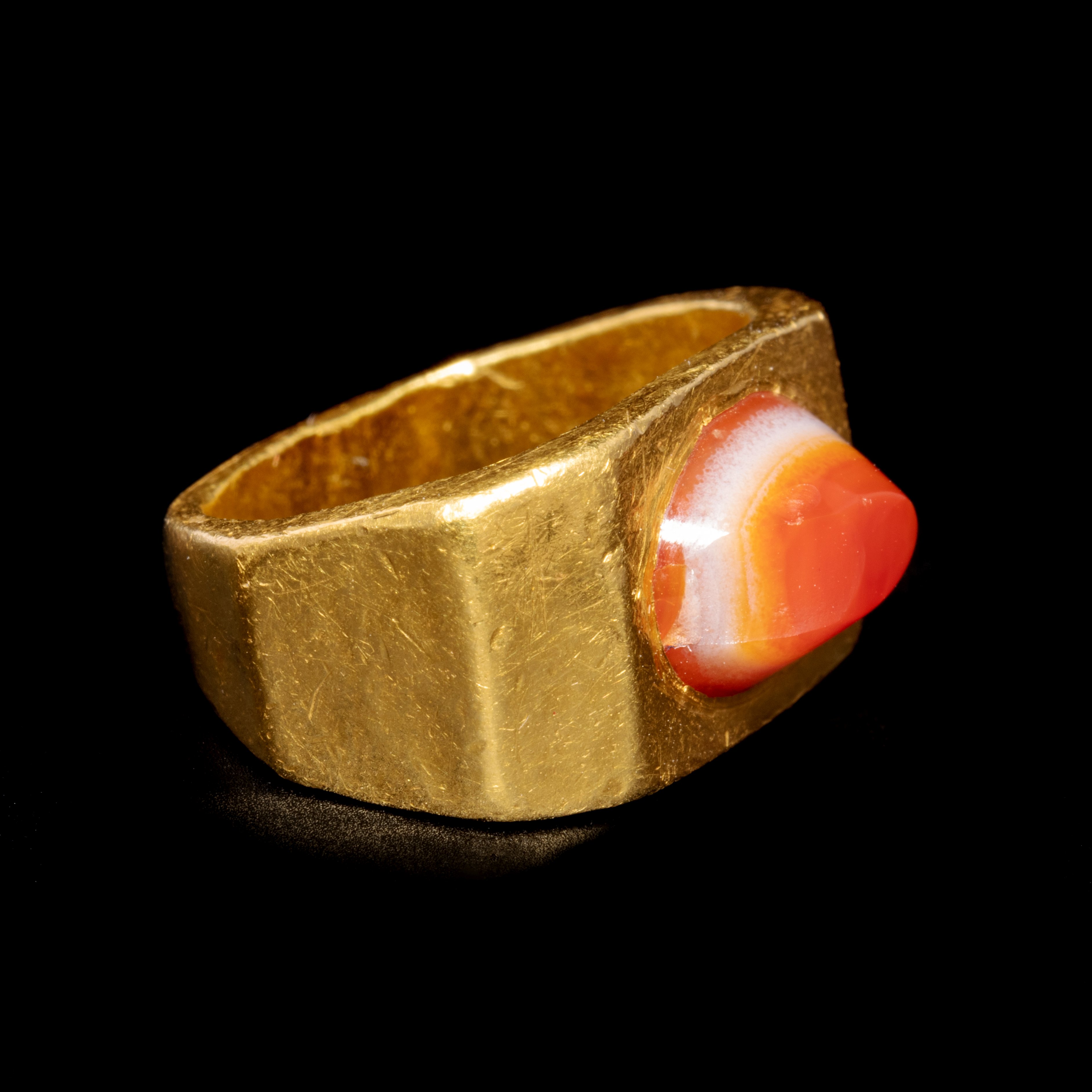 A Roman Gold Finger Ring with Banded Carnelian Cabochon Ring size 3 1/2; Diameter of carnelian 1 inc - Image 2 of 3