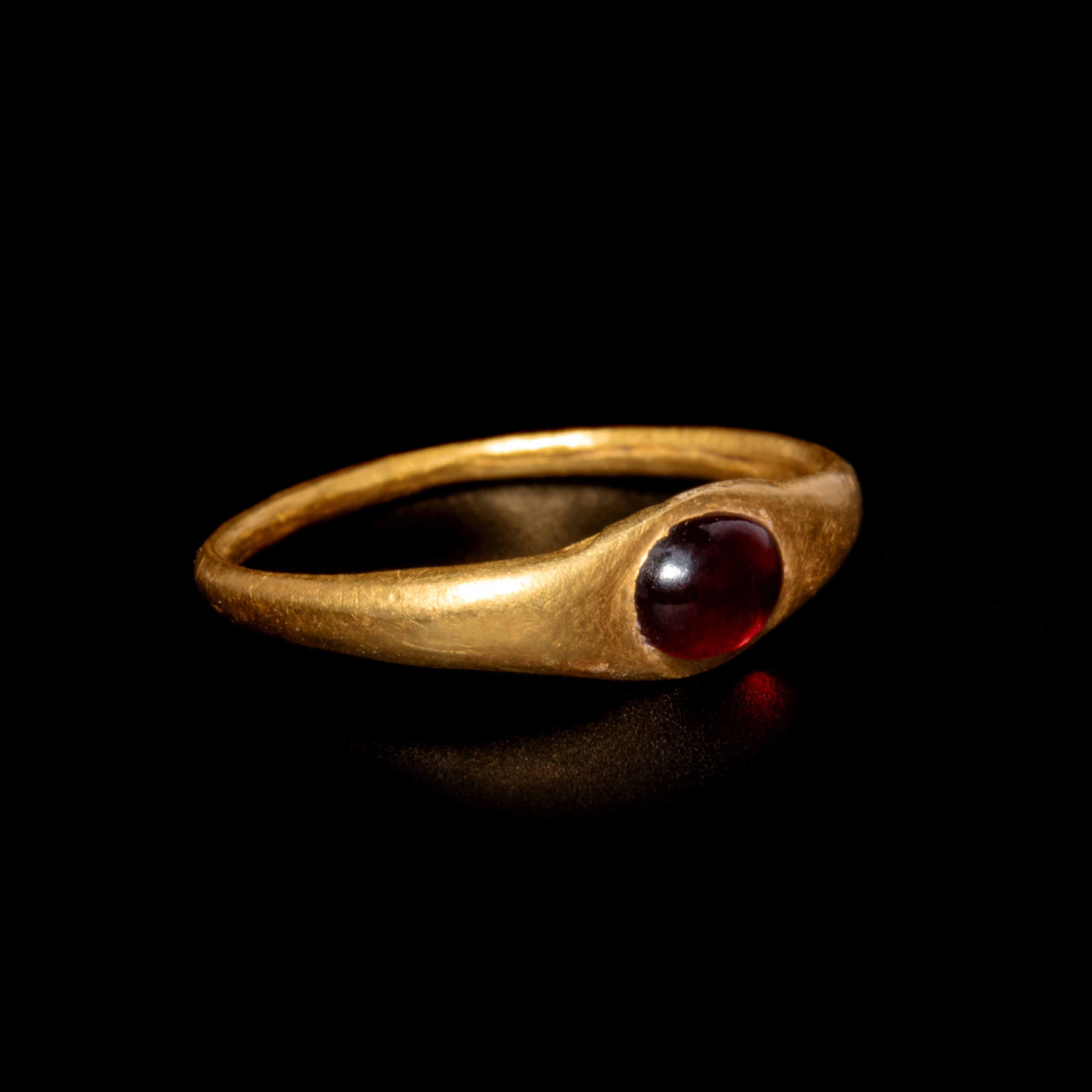 A Roman Gold and Garnet Finger Ring Ring size 10x13mm; Diameter of garnet 3/16 inch (0.48 cm). - Image 2 of 3