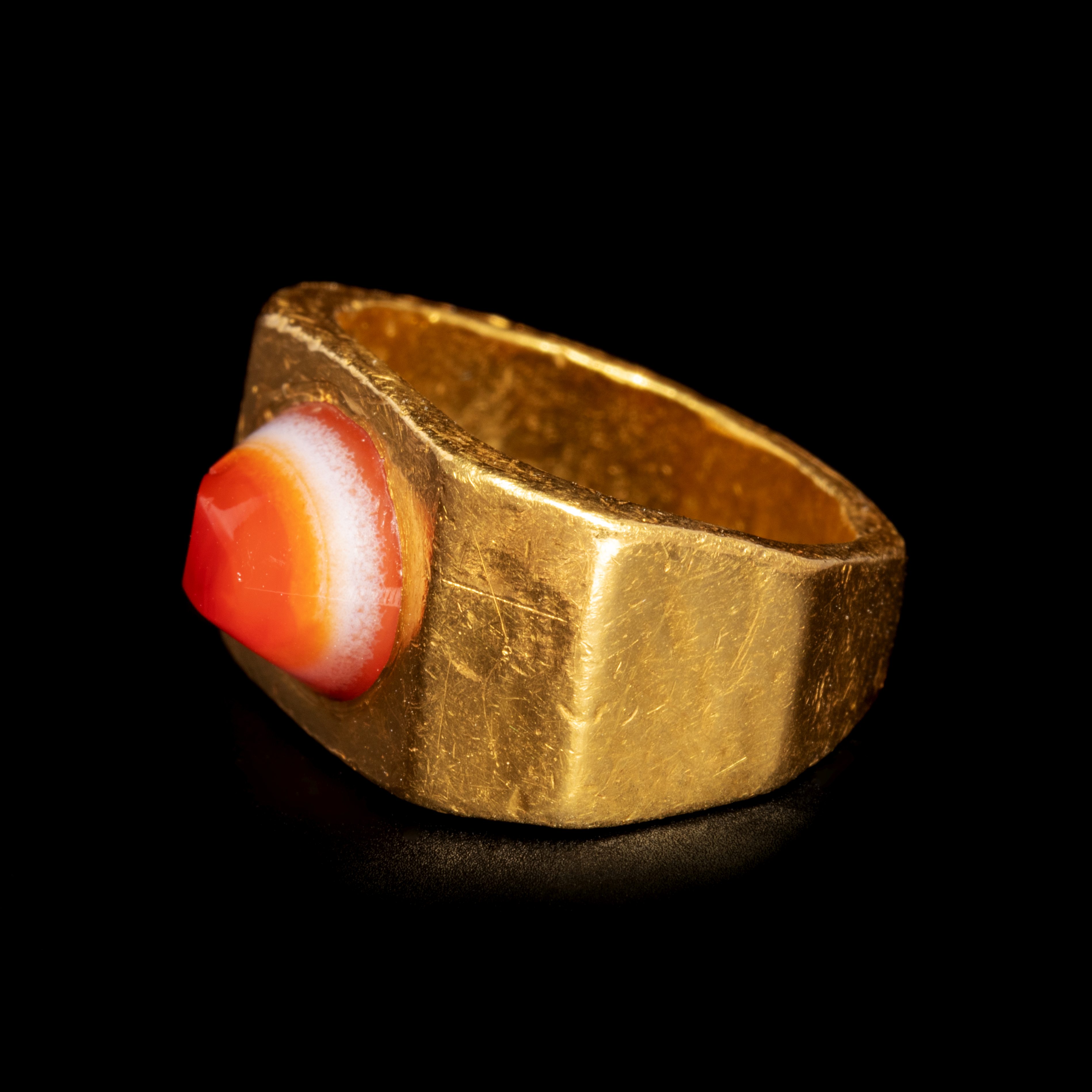 A Roman Gold Finger Ring with Banded Carnelian Cabochon Ring size 3 1/2; Diameter of carnelian 1 inc - Image 3 of 3