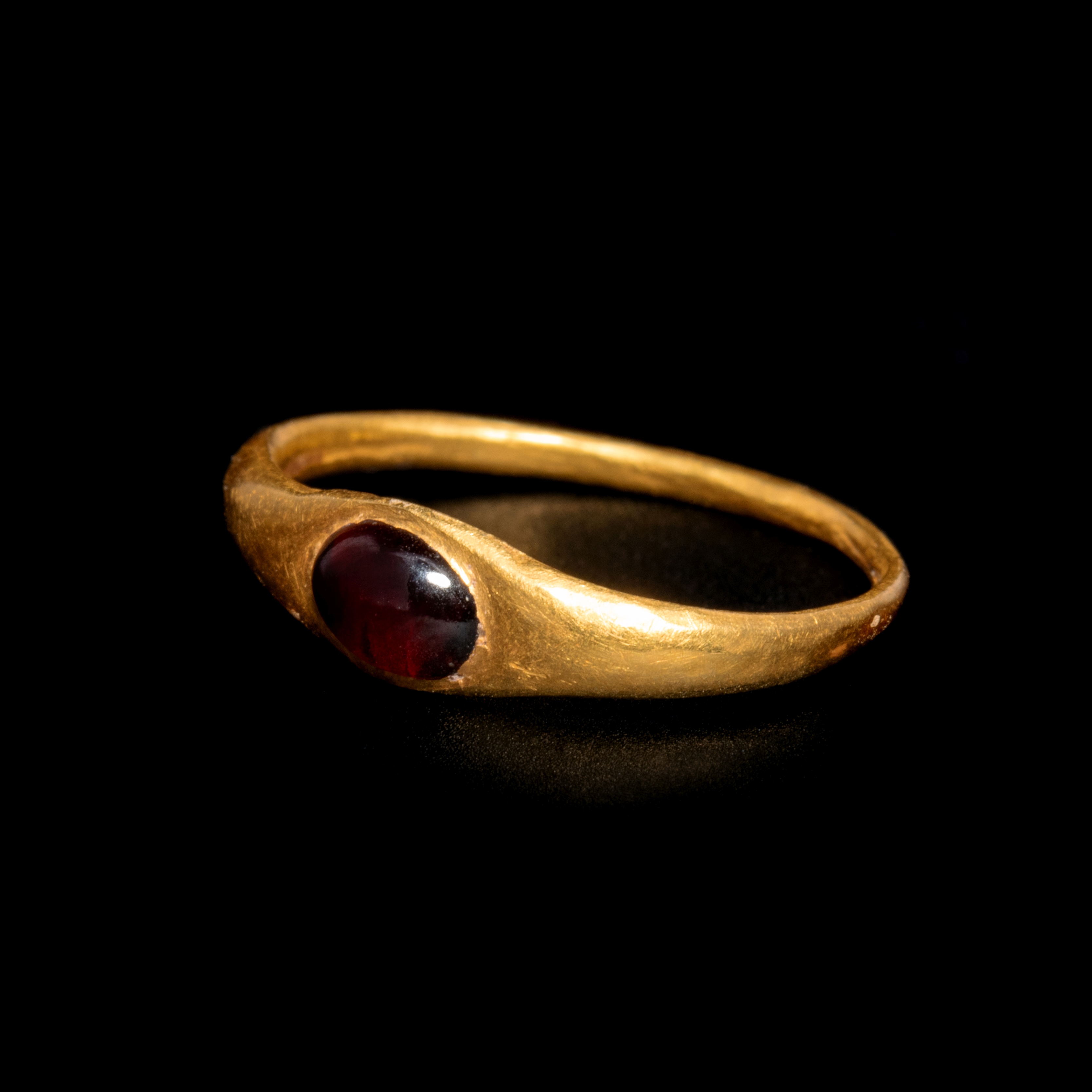 A Roman Gold and Garnet Finger Ring Ring size 10x13mm; Diameter of garnet 3/16 inch (0.48 cm). - Image 3 of 3