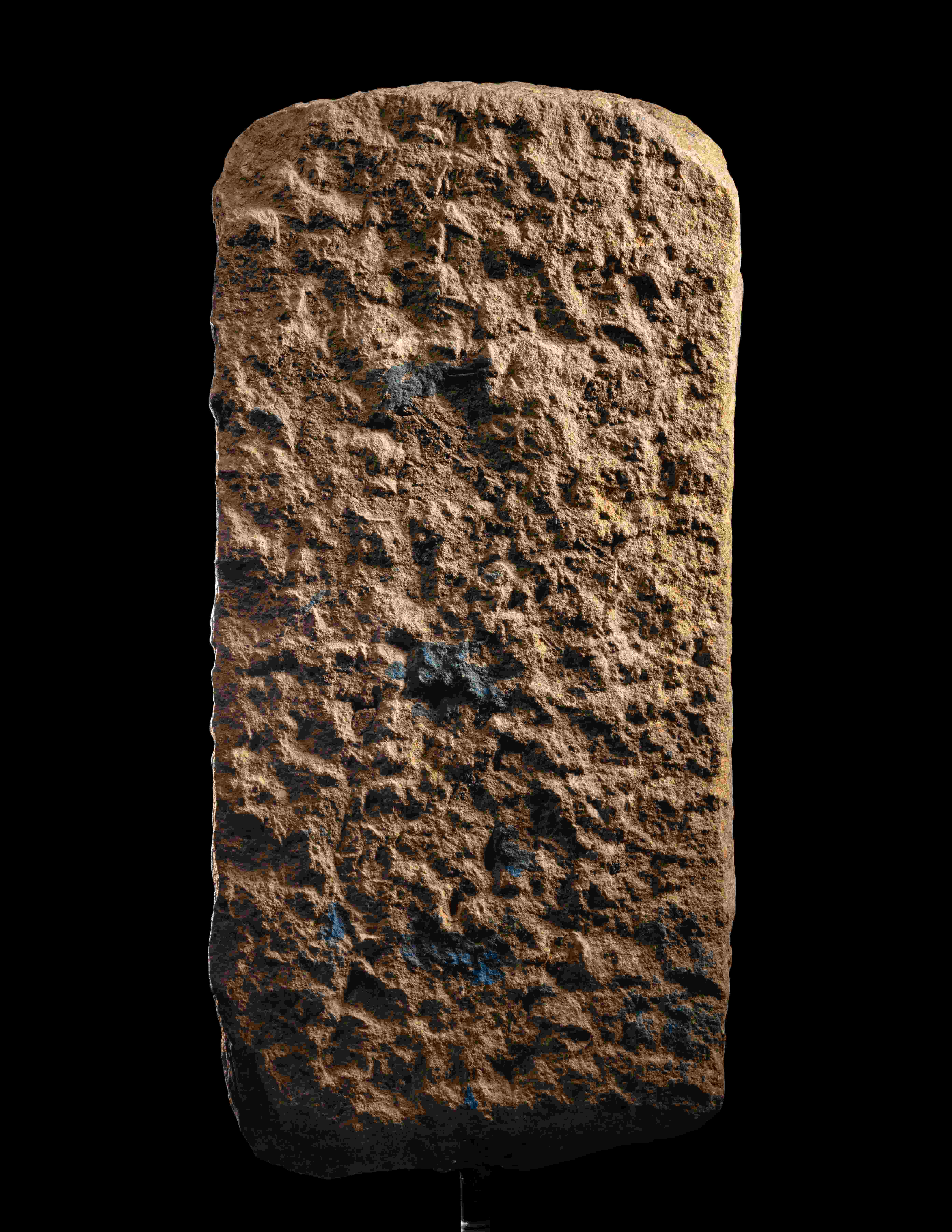 A South Arabian Limestone Stele Height 14 3/8 inches (36.3 cm). - Image 4 of 4