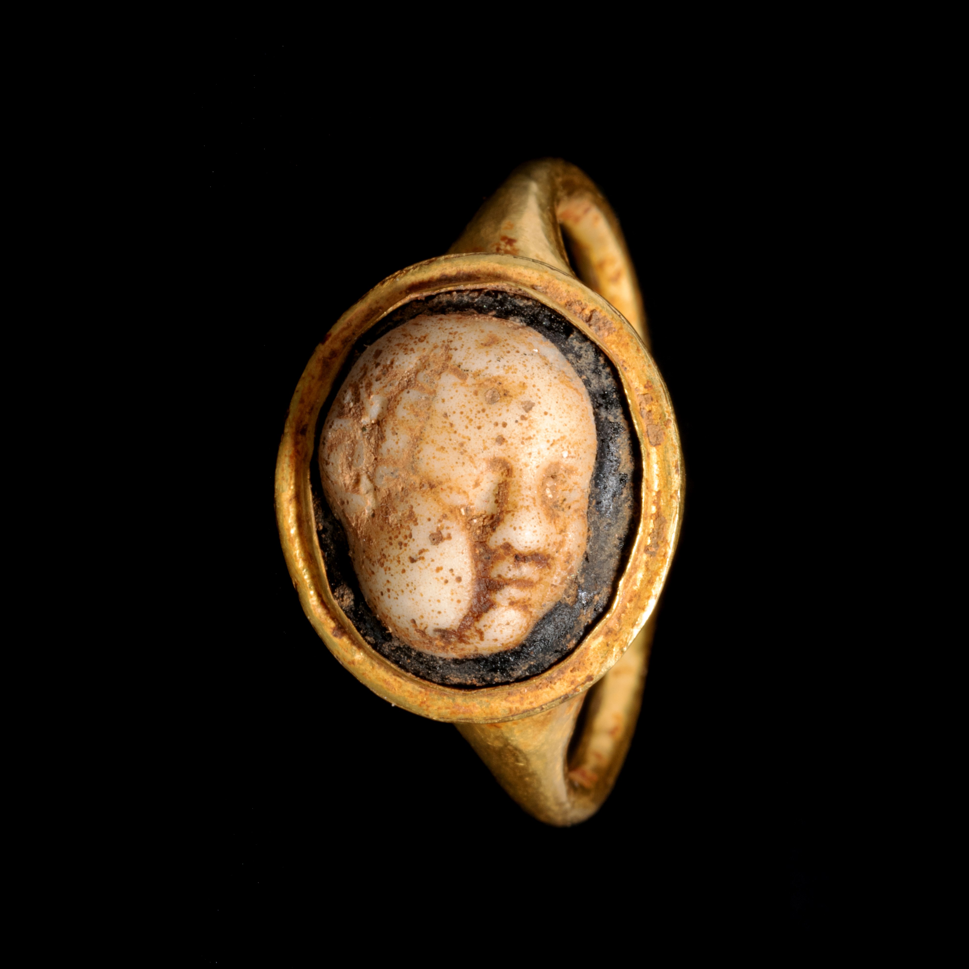 A Roman Gold Finger Ring with Glass Cameo of Eros Ring size 5 1/4; Diameter of cameo 3/8 inch (1 cm) - Image 2 of 3