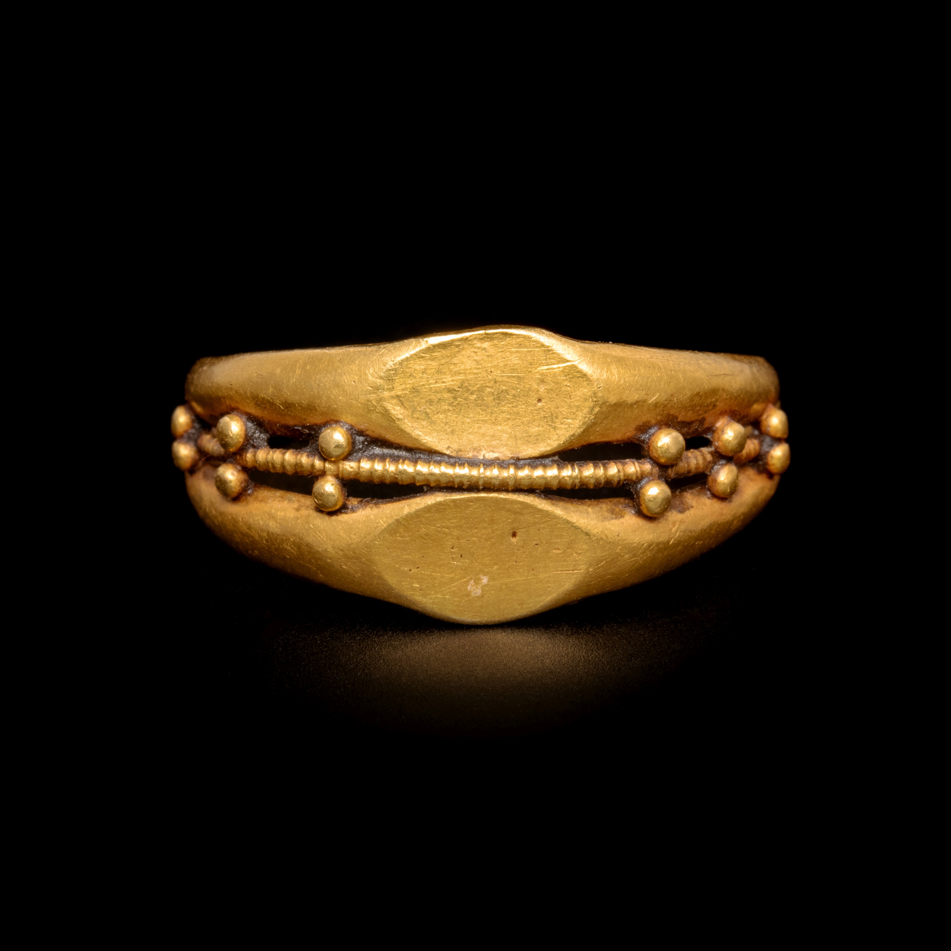A Roman Gold Double Finger Ring Ring size 3 3/4; Diameter 5/8 inch (1.5 cm). - Image 2 of 2