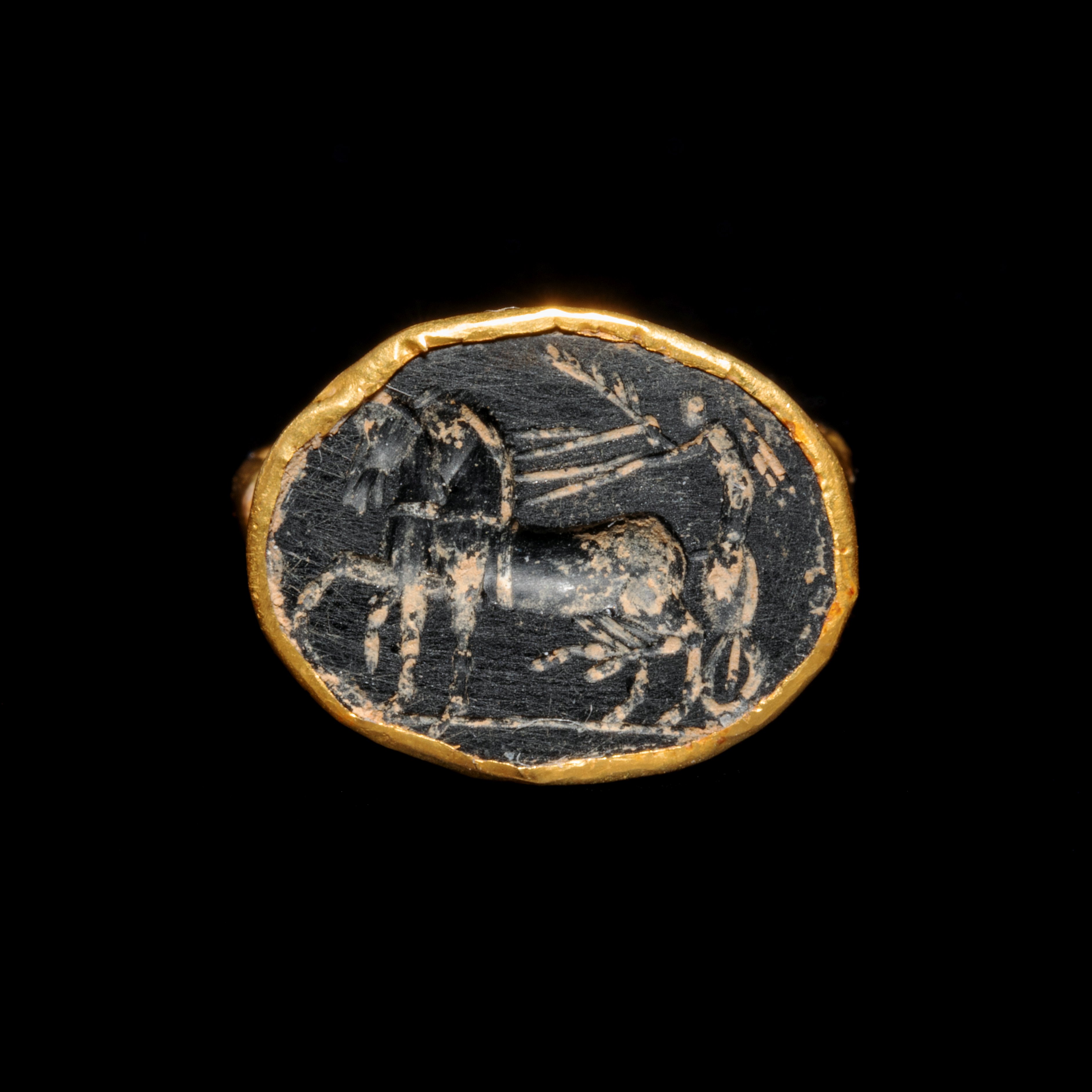 A Roman Gold Finger Ring with an Intaglio of Nike Riding a Chariot Ring size 11x13mm; Diameter of in - Image 4 of 9