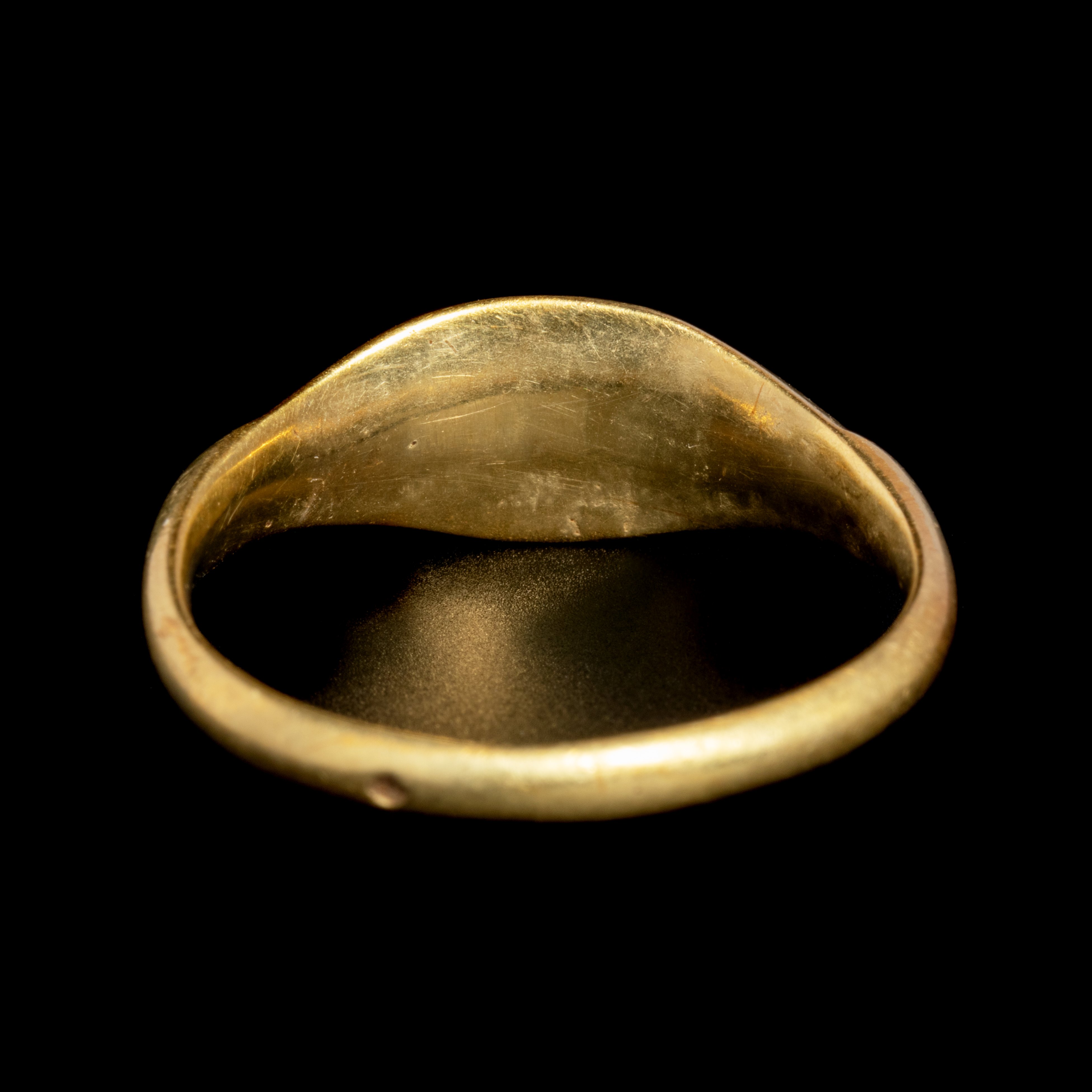A Roman Gold Finger Ring Ring size 7 3/4; Diameter 3/4 inch (2 cm). - Image 4 of 4