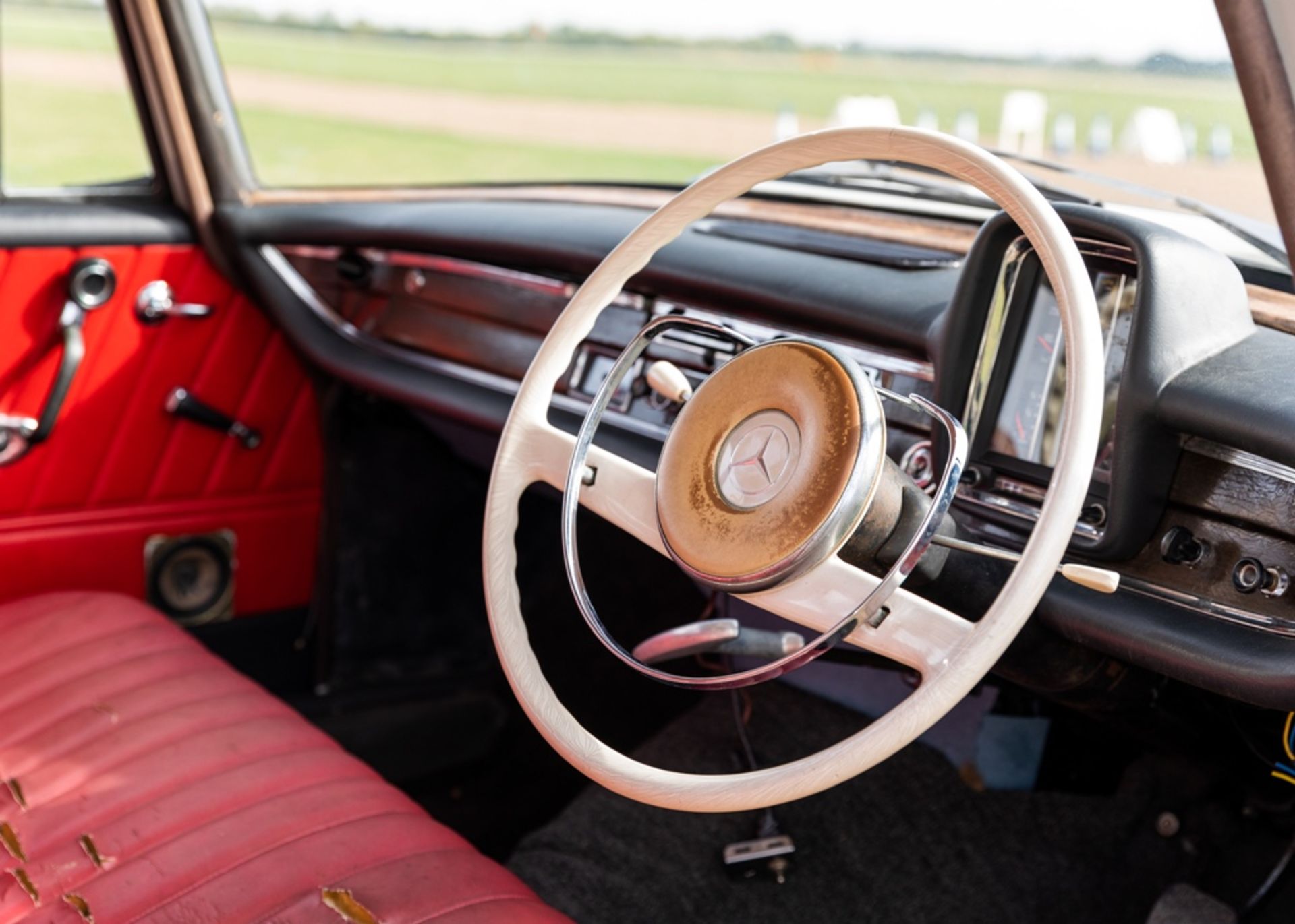 1965 Mercedes-Benz 220 S - Image 5 of 10