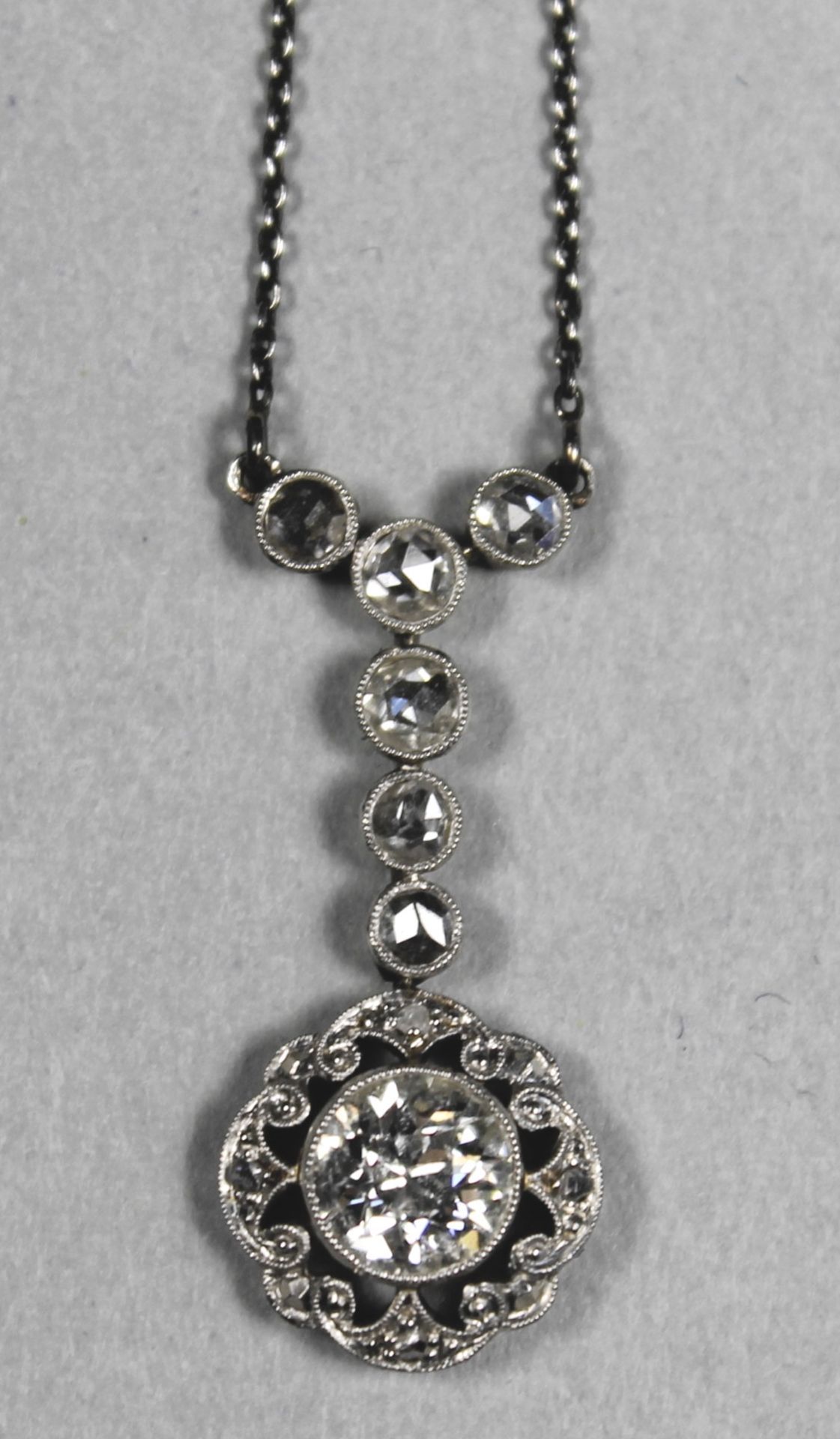 1 Collier 14kt.Wg (585/000), besetzt mit einem Brillant ca. 0,75ct. und vier Brillanten zusammen ca.