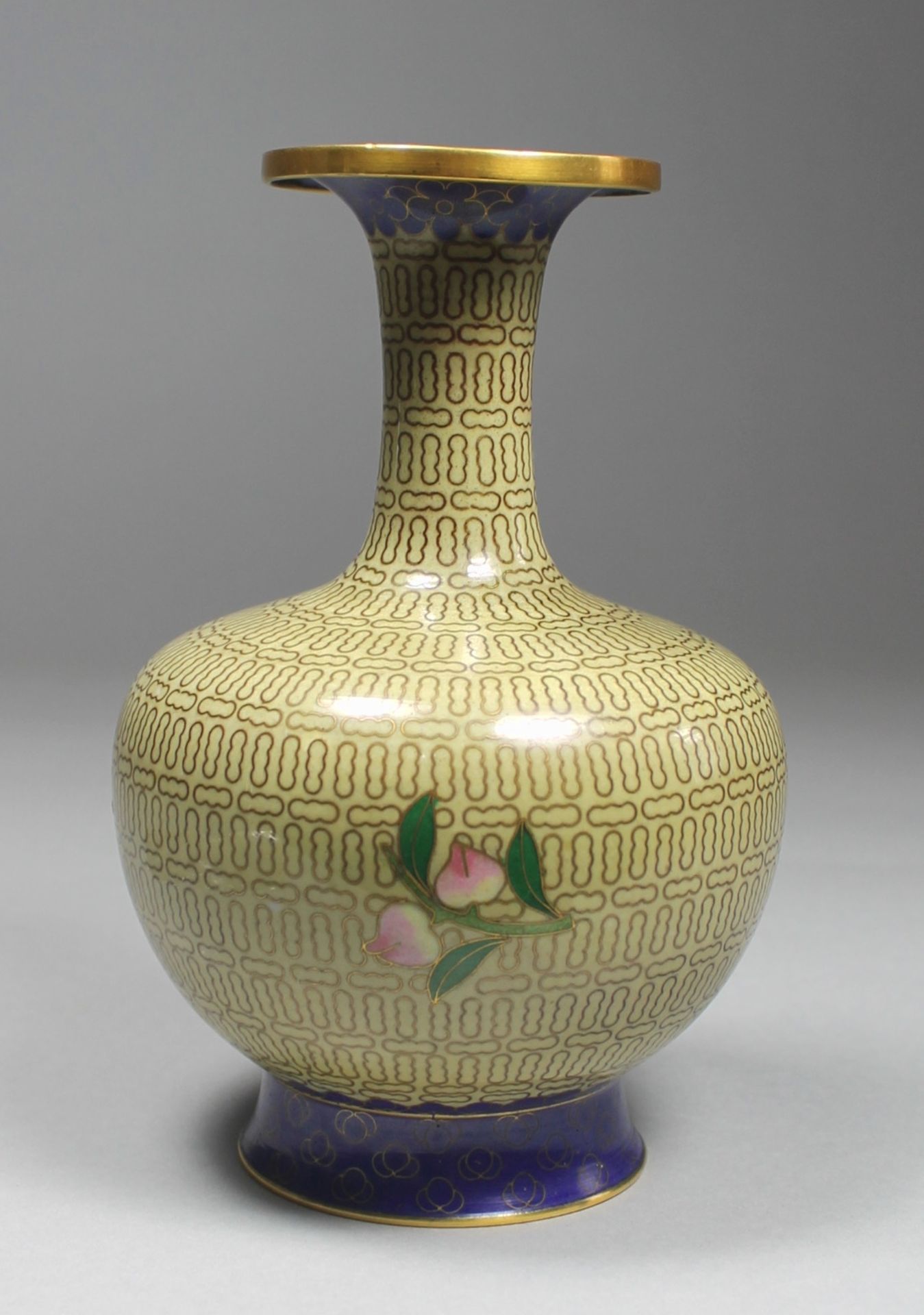 1 Cloisonné-Vase Messing/Emaille, polychromer floraler Dekor auf beigem Untergrund, eingezogener - Bild 3 aus 4