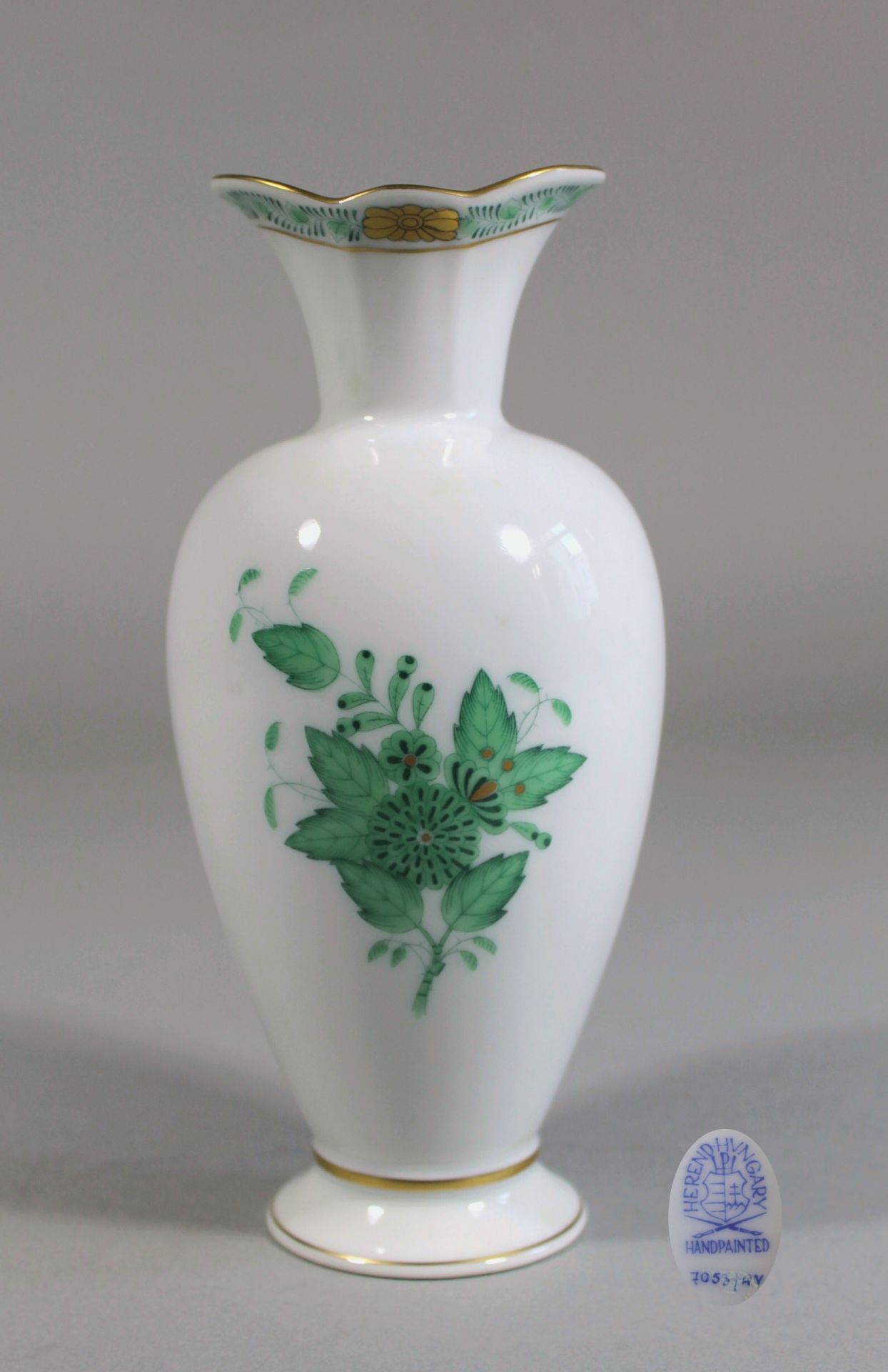 1 Vase Porzellan "Herend", Apponydekor in grün, Goldstaffage, aufglasur, H ca. 19,5cm,