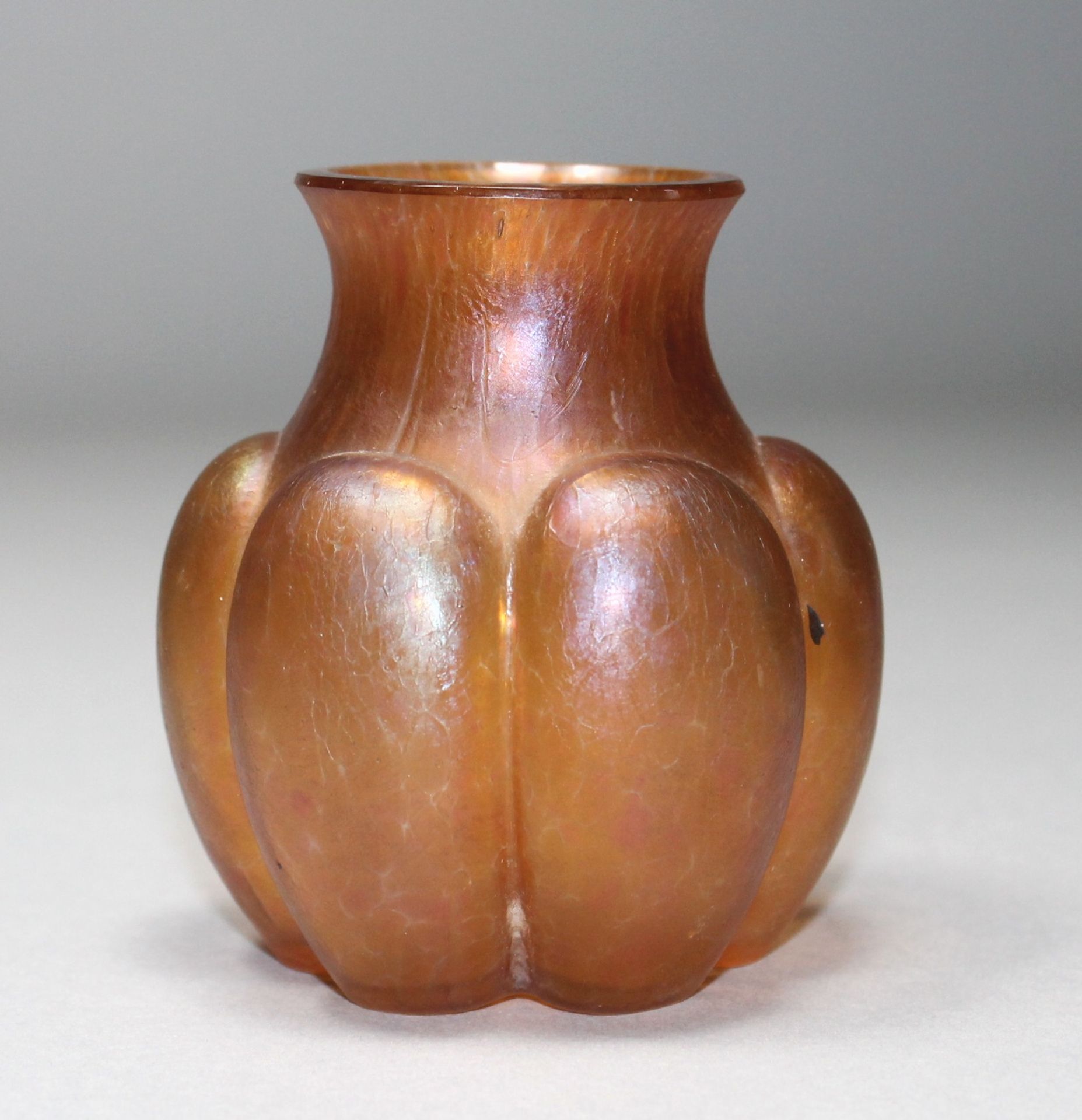 1 kleine Vase Glas, irisierend, Jugendstil, H ca. 10cm, D ca. 5cm,