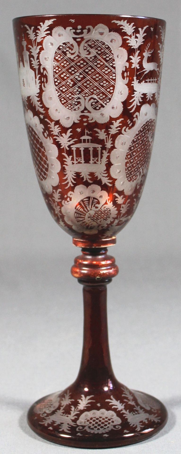 1 großes Pokalglas, mundgeblasen, ausgeschliffener Abriss, rubinrot lasiert und dekorativ