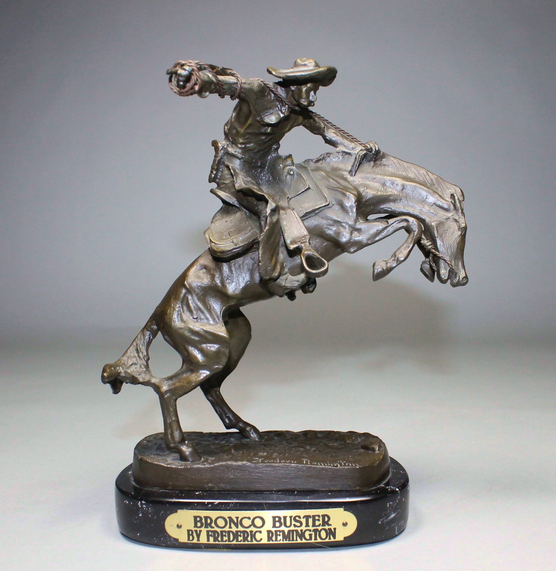 1 Bronzefigur auf ovaler Marmorplinthe "The Bronco Buster by Frederic Remington", mit Zertifikat, - Image 2 of 6