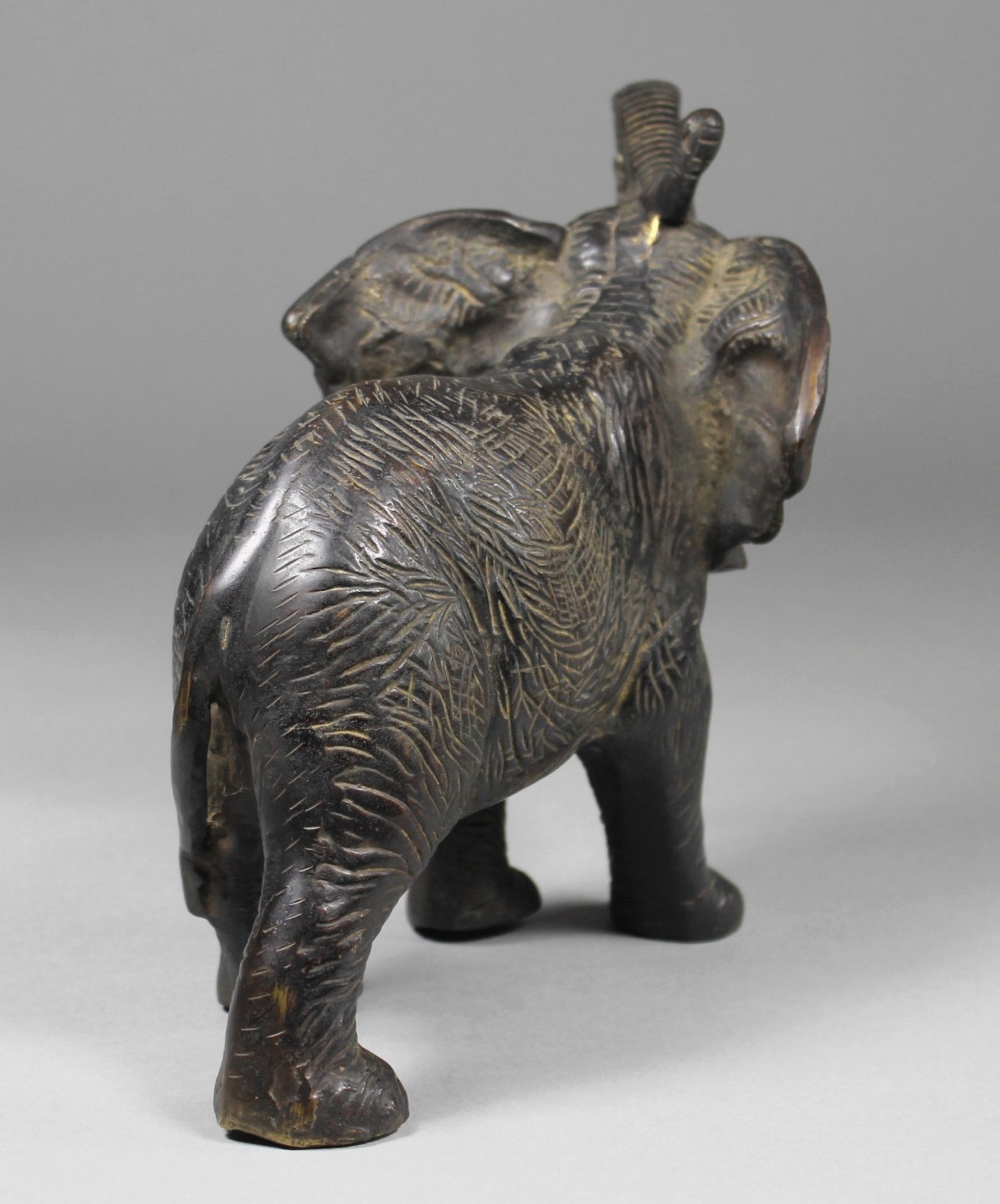1 Bronzefigur "Elefant", sog. Glücks-Elefant, schwere Aussführung, ca. 22cm x 30cm x 14cm, - Bild 3 aus 4
