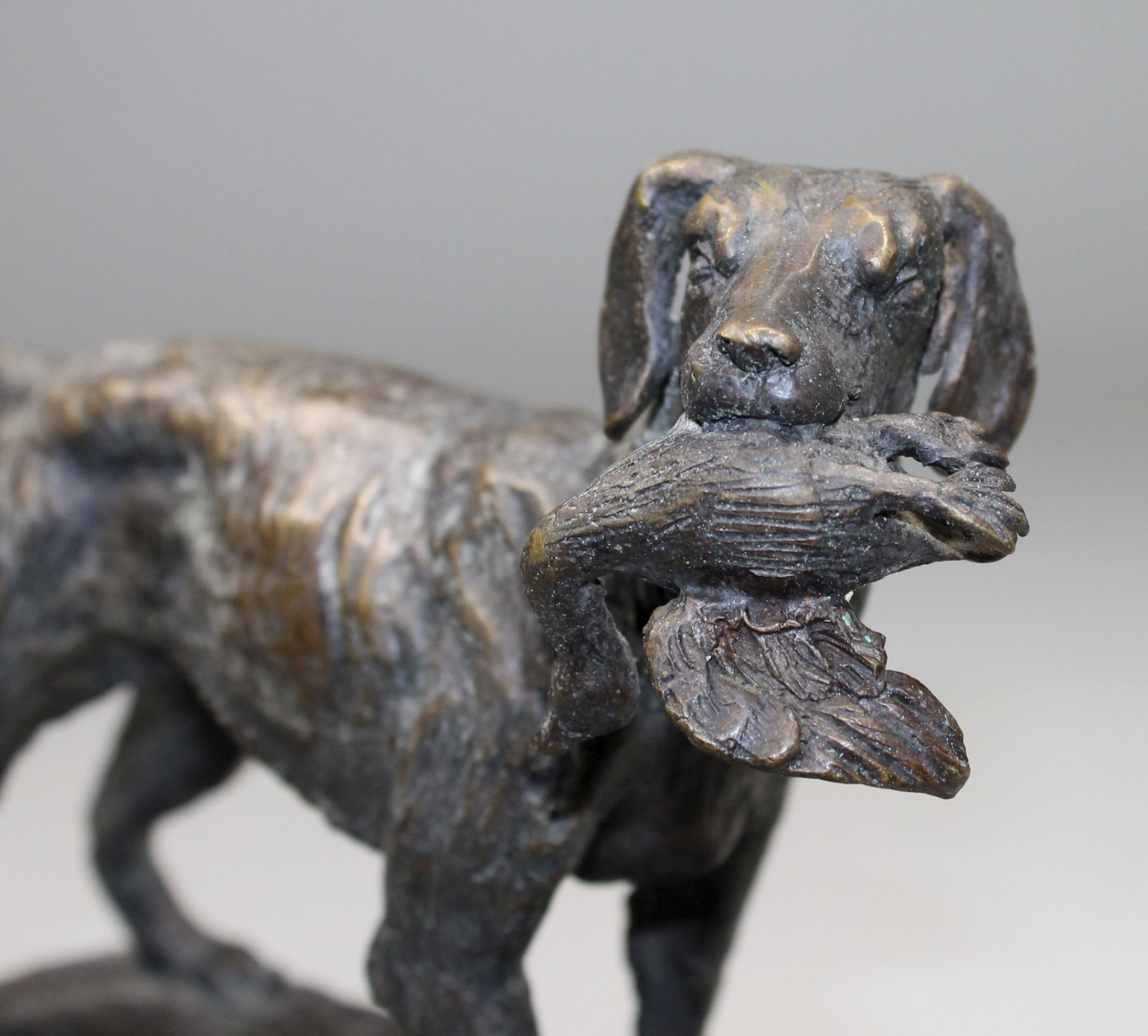 1 Bronzefigur auf Marmorplinthe "Jagdhund mit Beute im Maul", keine Signatur erkennbar, ca. 18,5cm x - Bild 3 aus 4