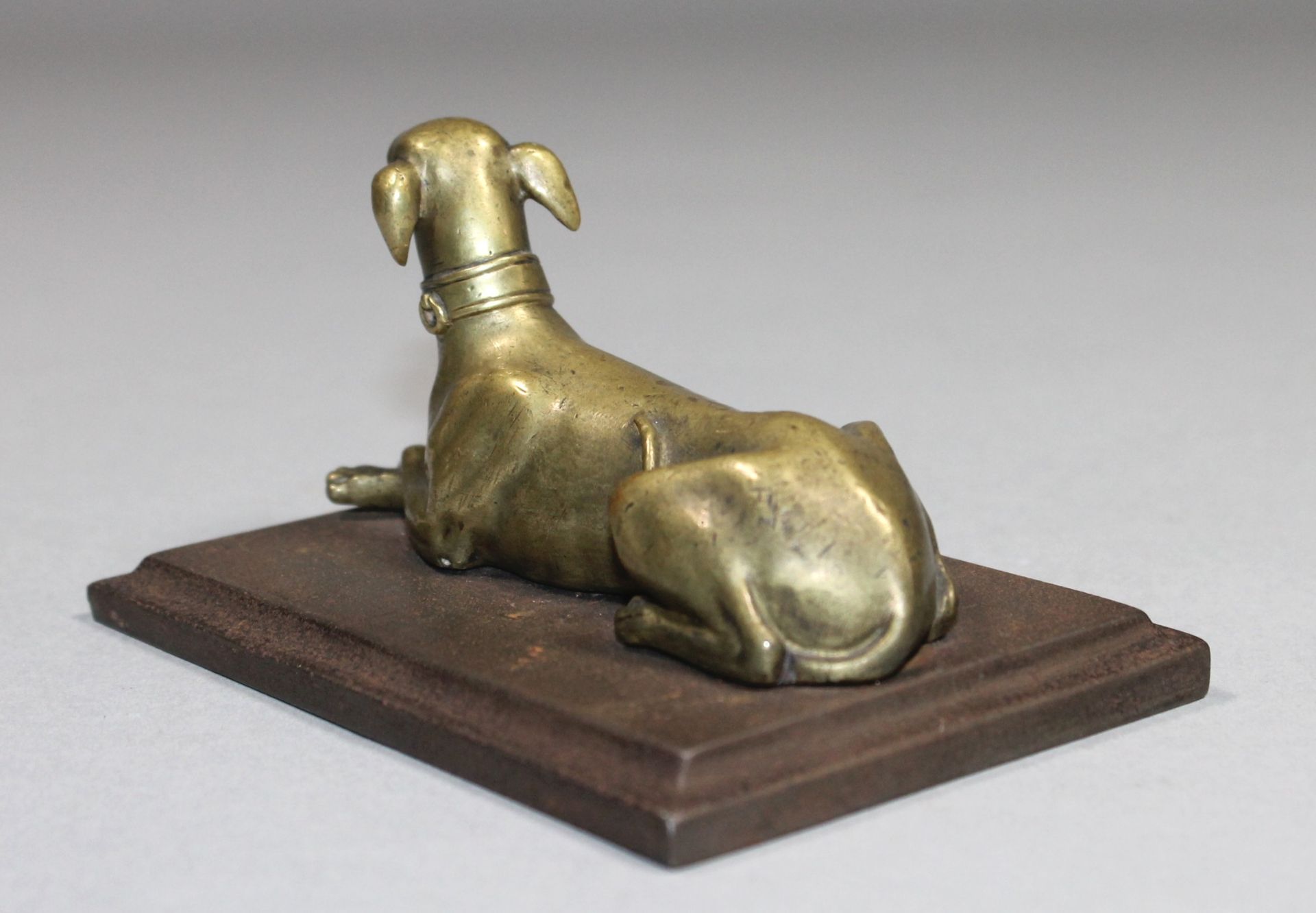 1 kleine Figur Messing, montiert auf einer quadratischen Metallplinthe "liegender Hund", keine - Bild 4 aus 4