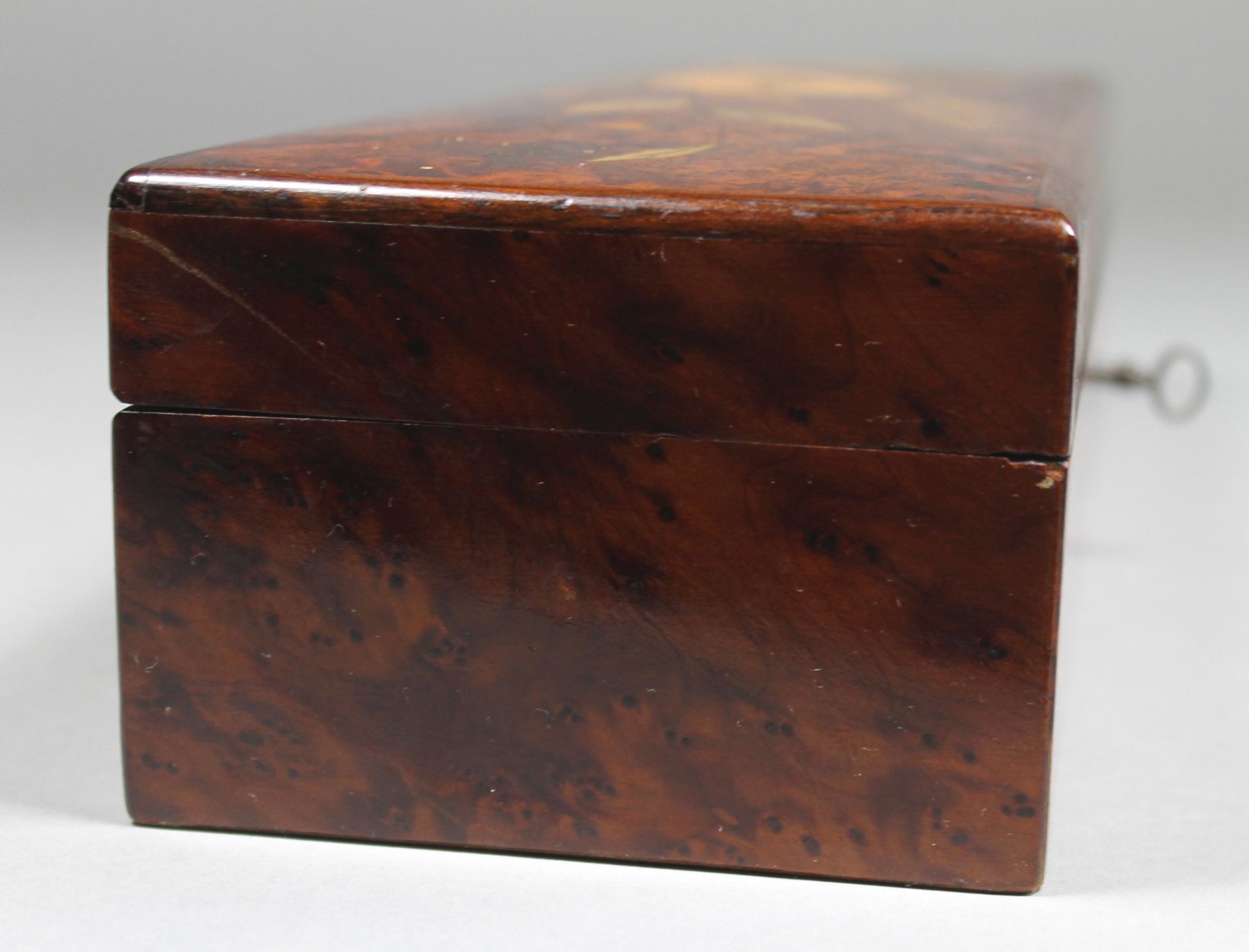 1 längliche Schatulle Holz, furniert, Deckel leicht gewölbt und mit Intarsien, Innen mit Stoff - Image 3 of 6