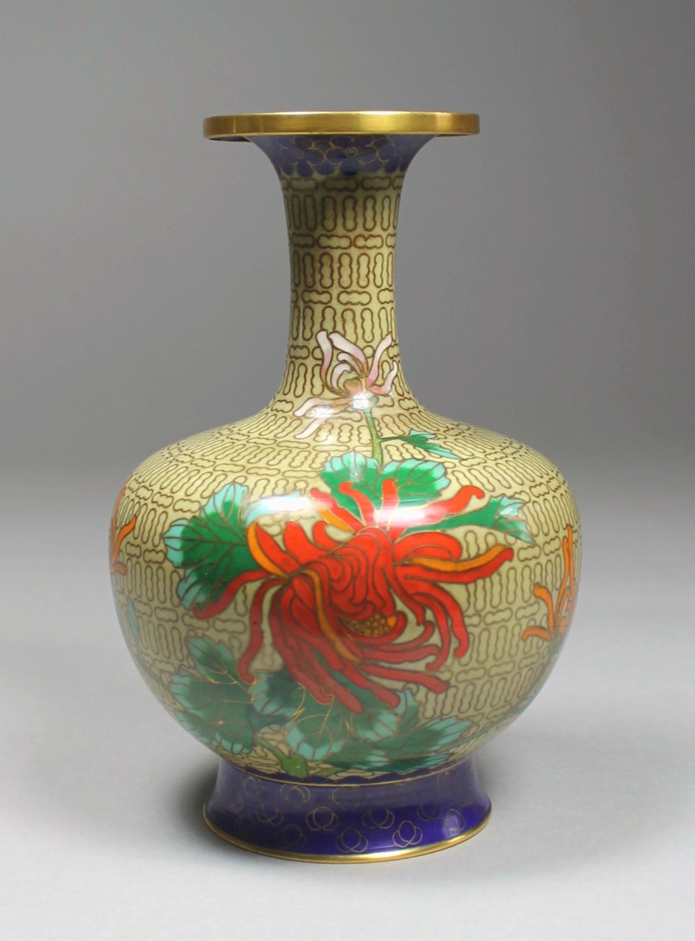 1 Cloisonné-Vase Messing/Emaille, polychromer floraler Dekor auf beigem Untergrund, eingezogener