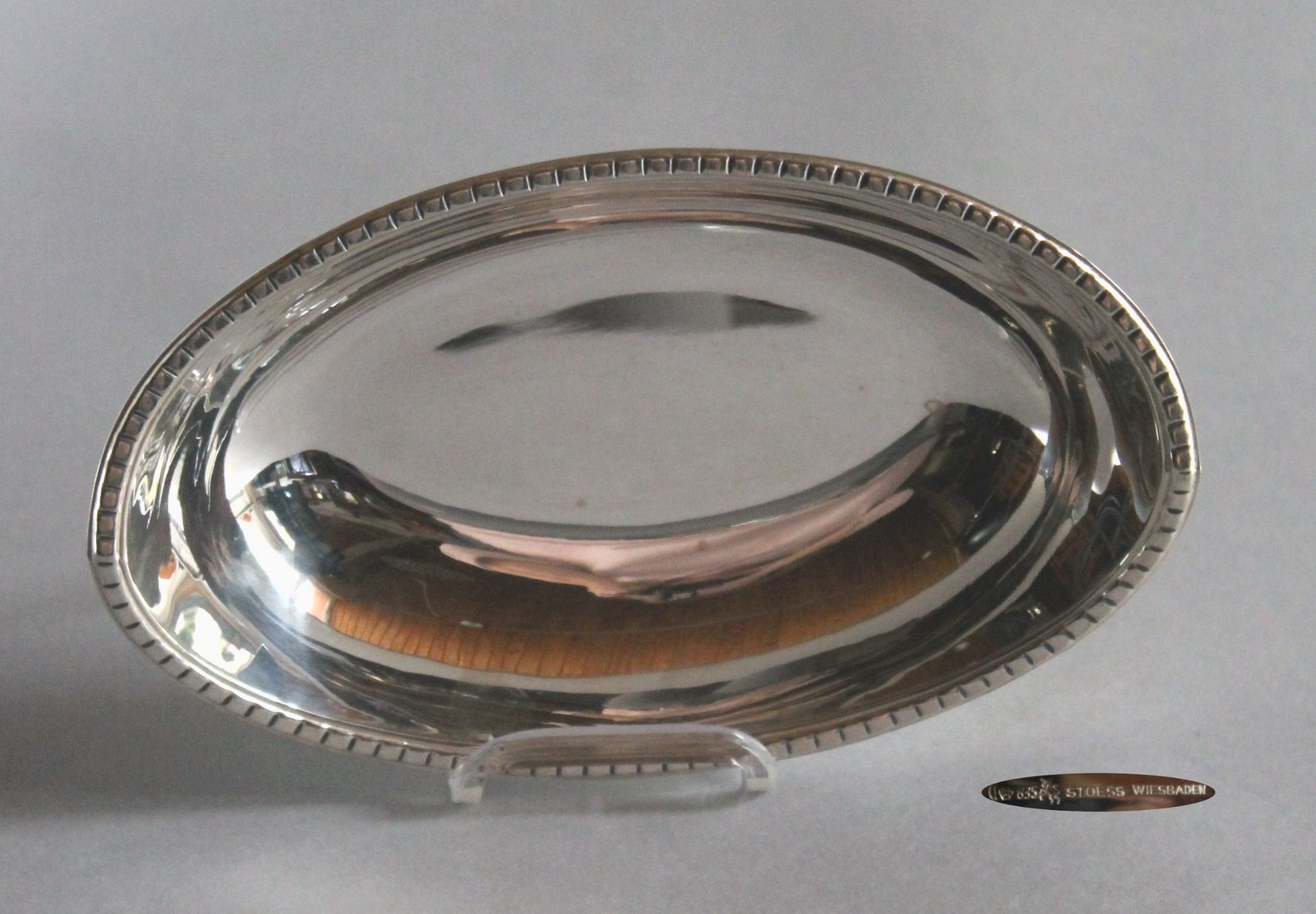 1 kleine ovale Schale Silber (835/000), Punzen: Halbmond und Krone, Juwelierstempel: Stoess