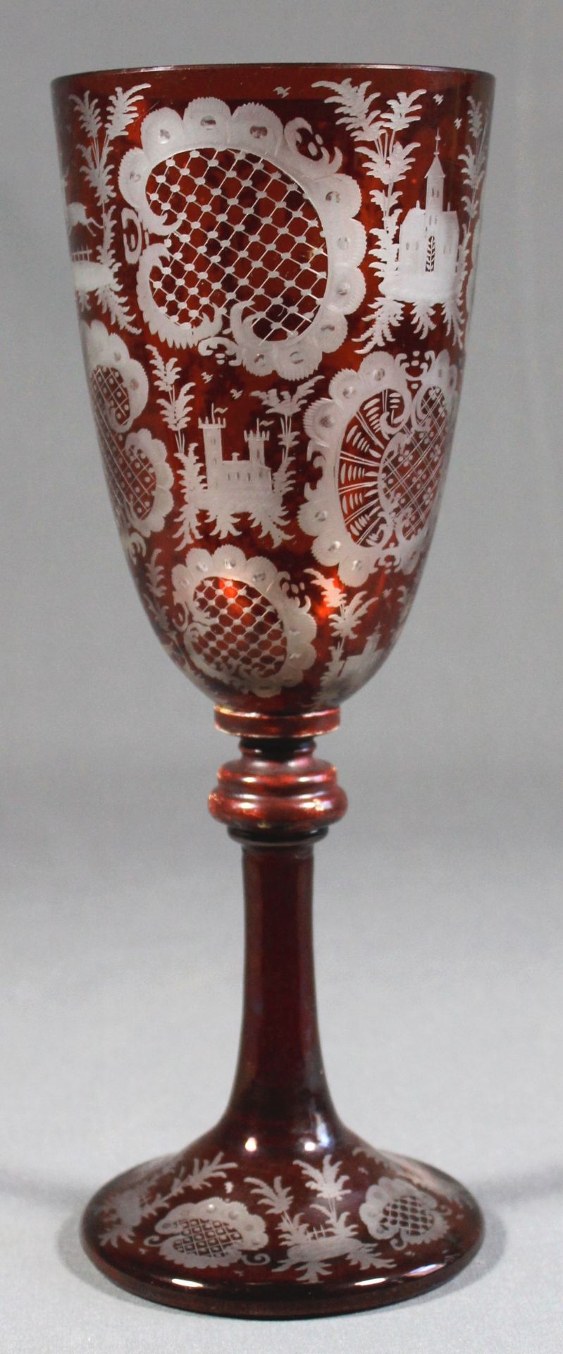 1 großes Pokalglas, mundgeblasen, ausgeschliffener Abriss, rubinrot lasiert und dekorativ - Bild 2 aus 6