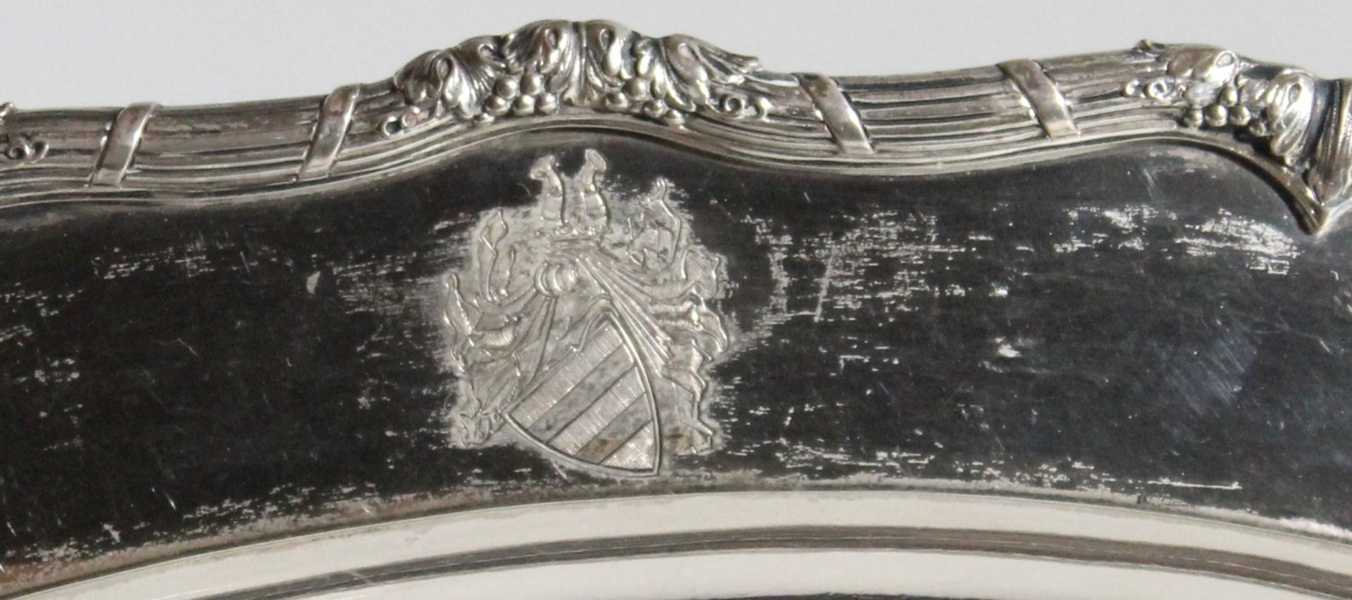 1 großes ovales Tablett Silber (800/000), Punzen u.a. Halbmond und Krone, passig geschweifter und - Image 2 of 2