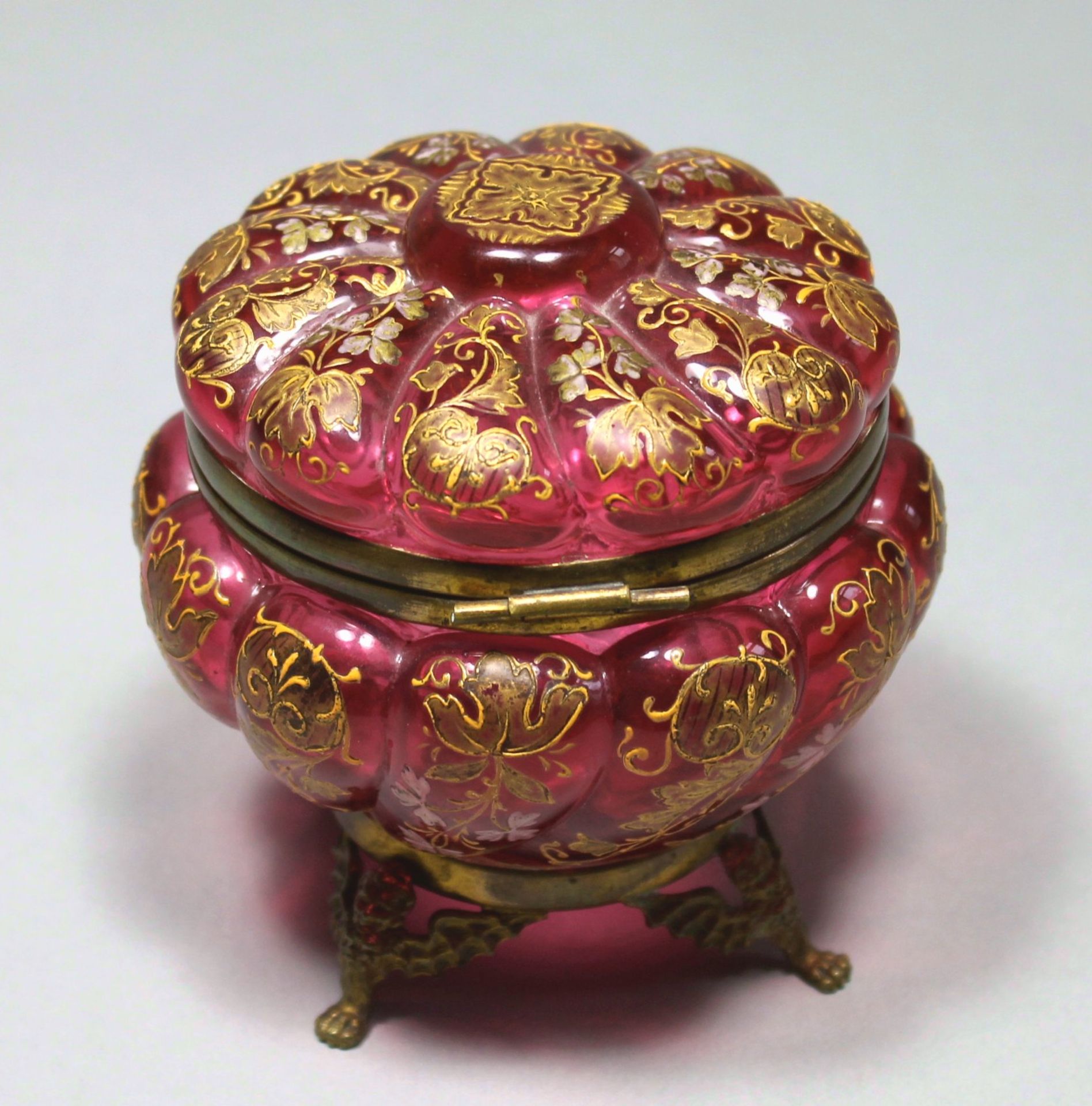 1 runde, dekorative Deckeldose, rosafarbenes Glas auf Messinggestell, Deckelrand und Schließe - Image 2 of 4